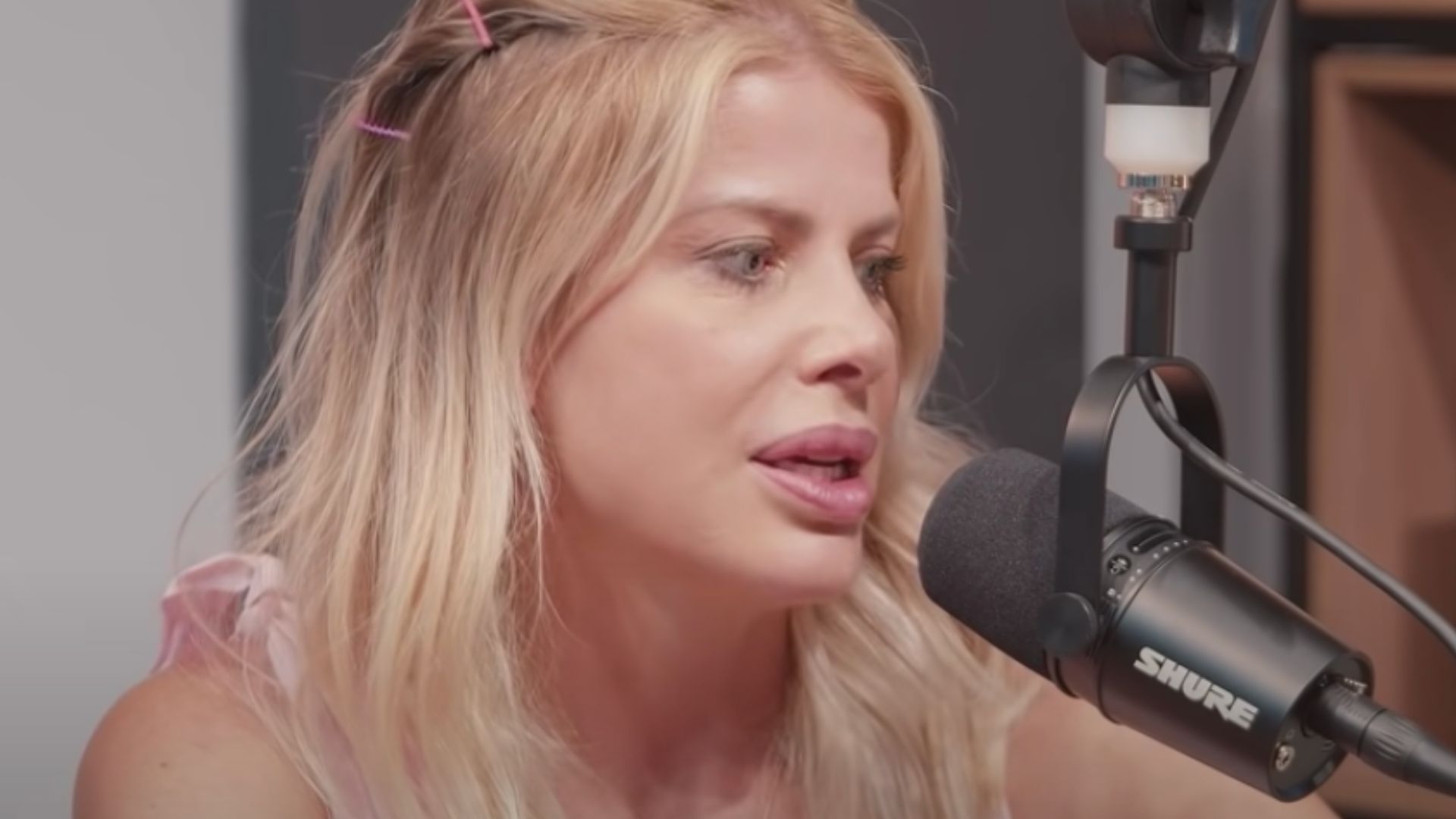 Karina Bacchi revela festas com orgia e drogas com o elenco da Globo: “É sério”