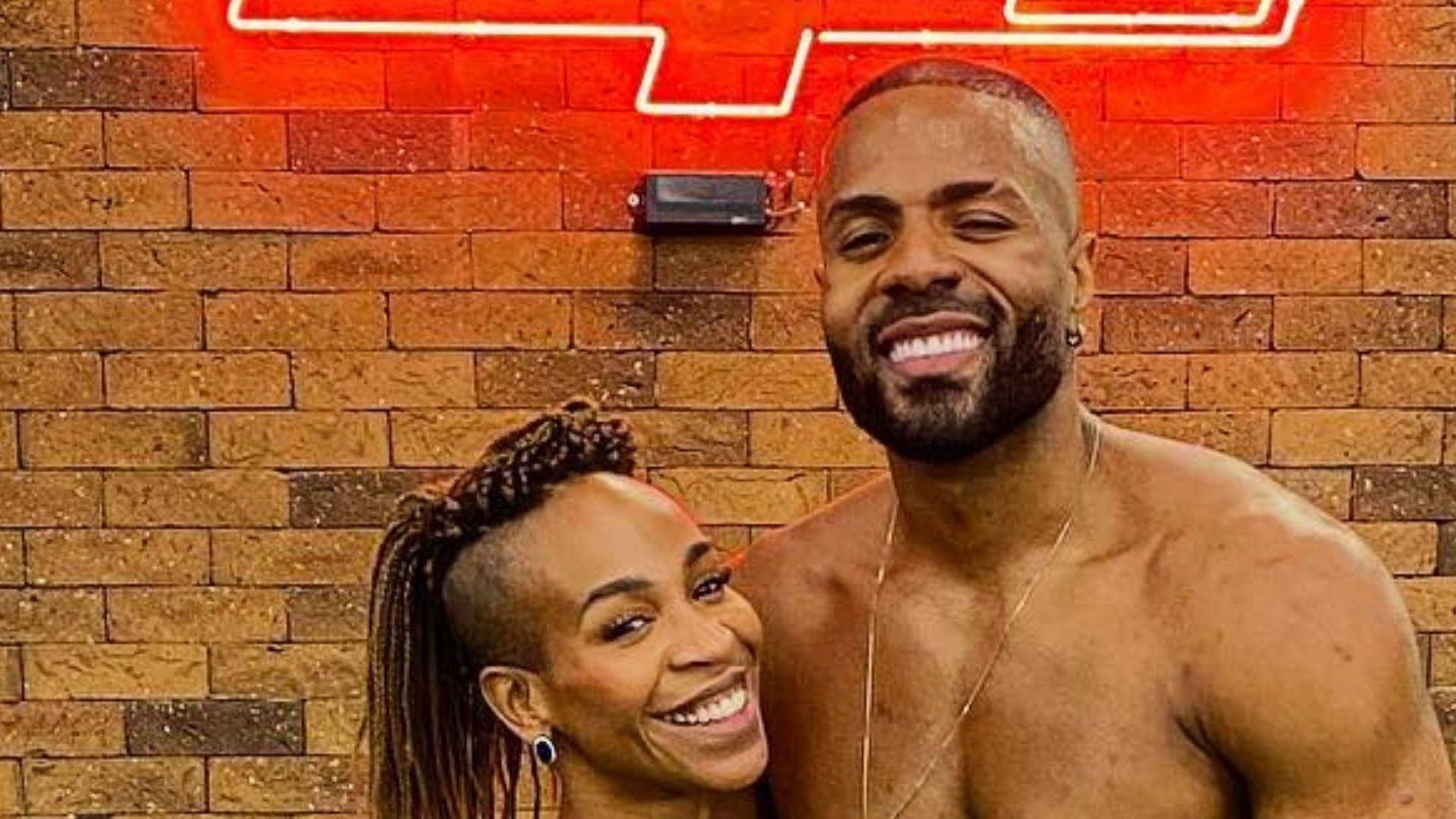 Ex-BBB Karol Conká e namorado bonitão ostentam corpos super sarados: “Delícia”