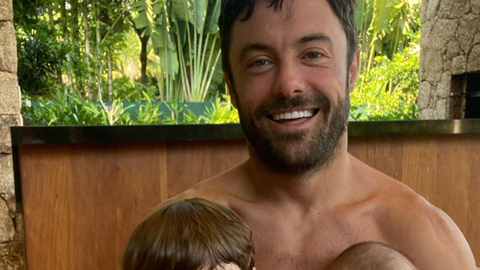 Kayky Brito clica o filho fazendo caras e bocas e beleza impressiona: “Príncipe”