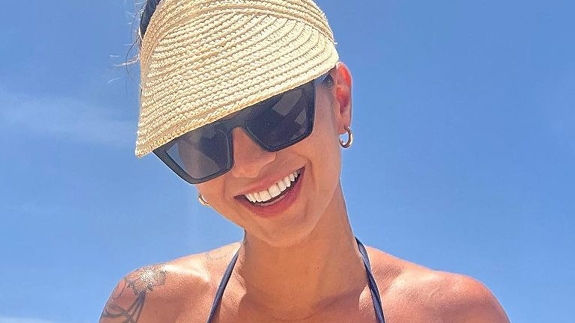 Kelly Key ostenta barriga trincada e cinturinha PP de biquíni: “É o corpo”