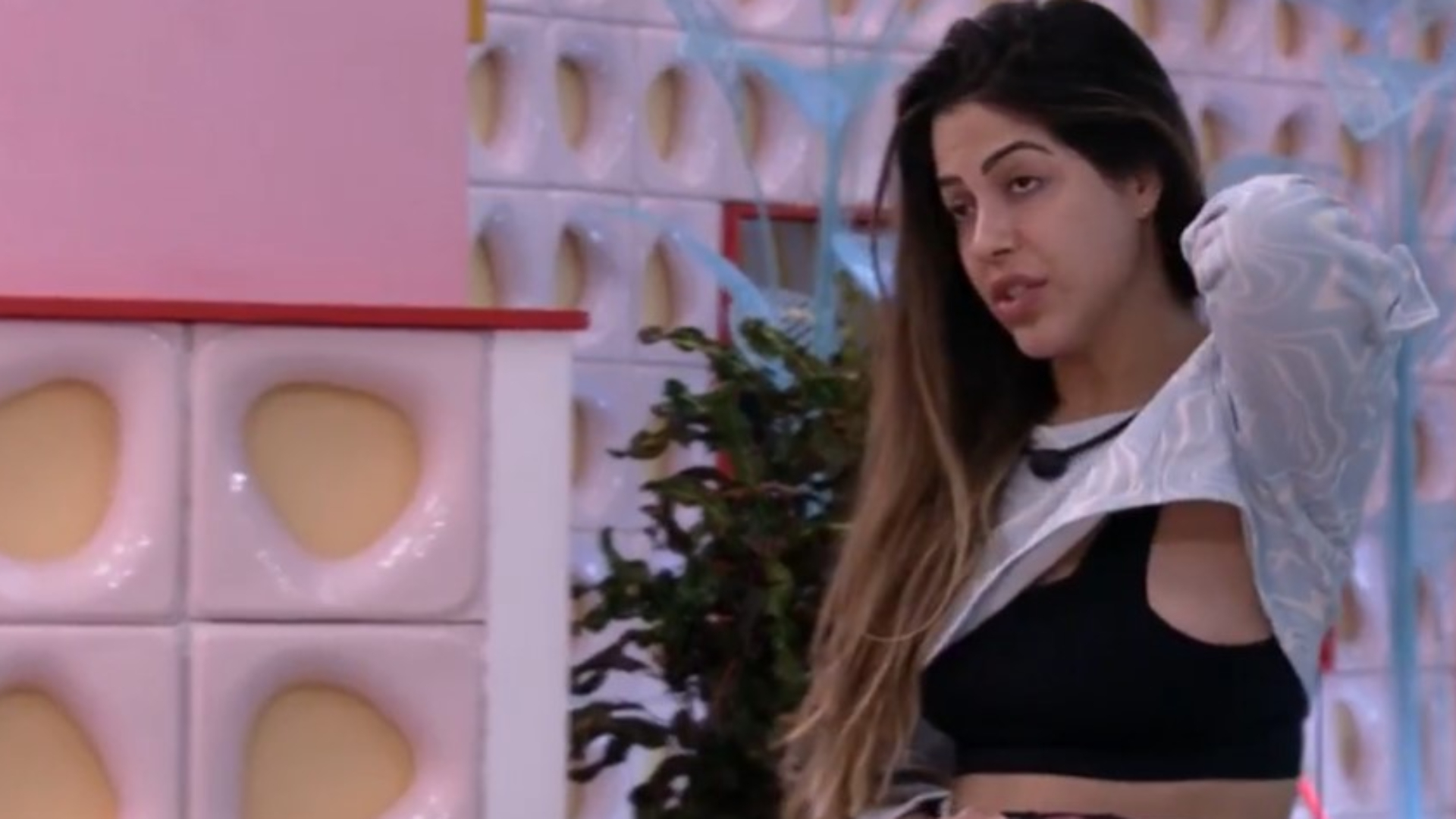BBB22: Laís alfineta casal e saí bufando do quarto: “Não calam a boca”