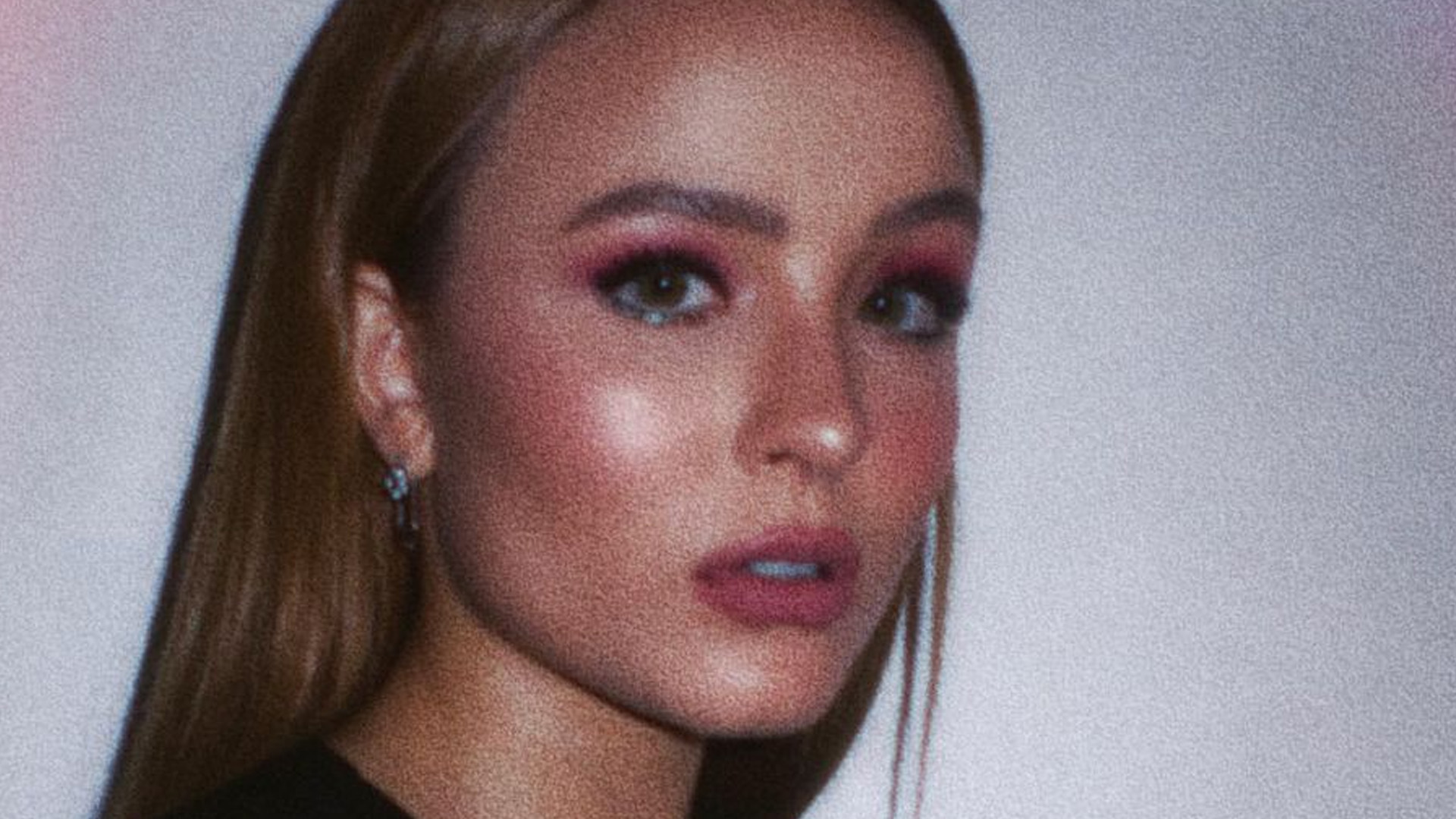 Larissa Manoela exibe decote generoso com vestido transparente: “Magnífica”