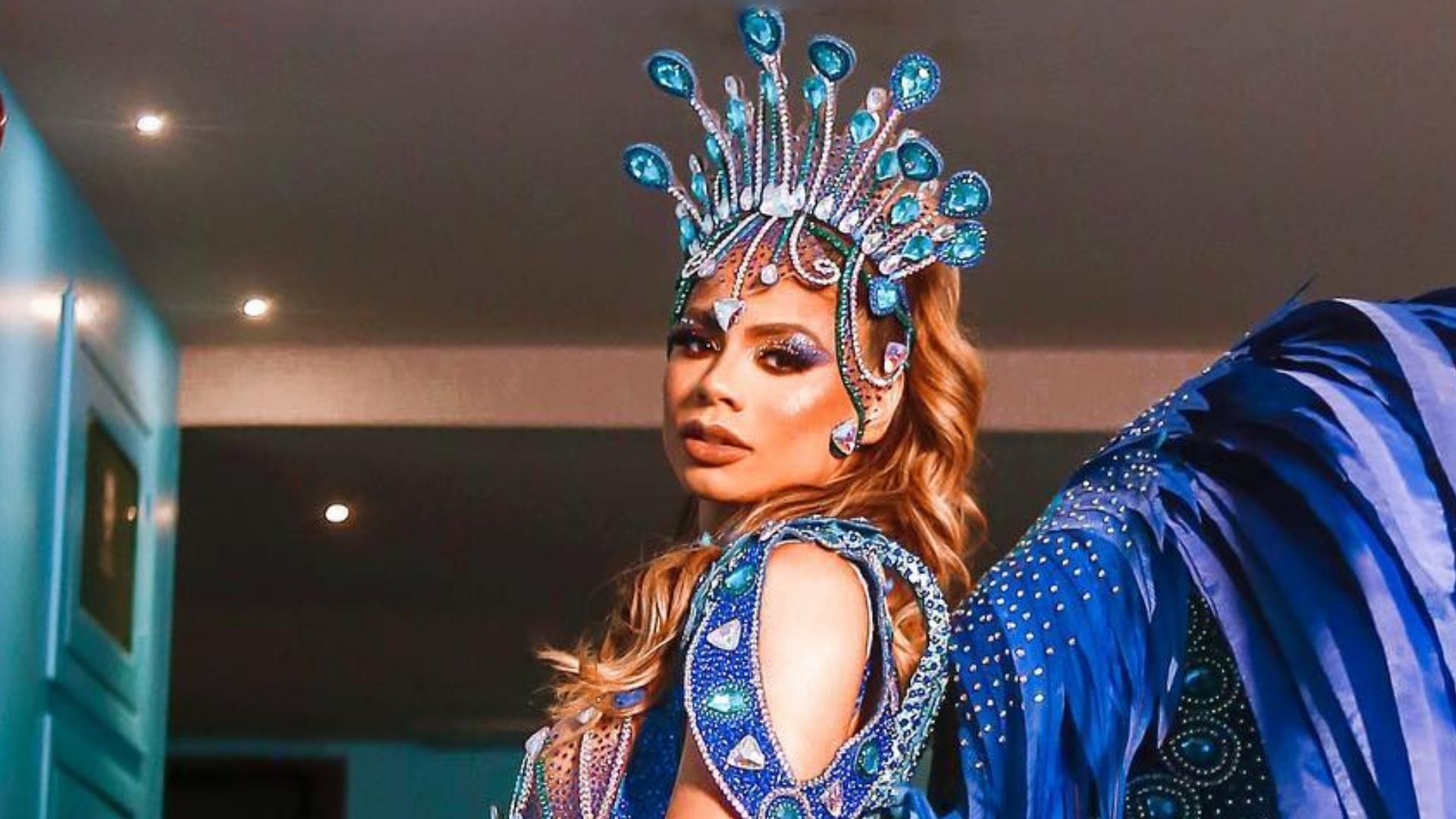 Lexa ensaia para o Carnaval com look cavado e ostenta bumbum gigante: “Gostosa”