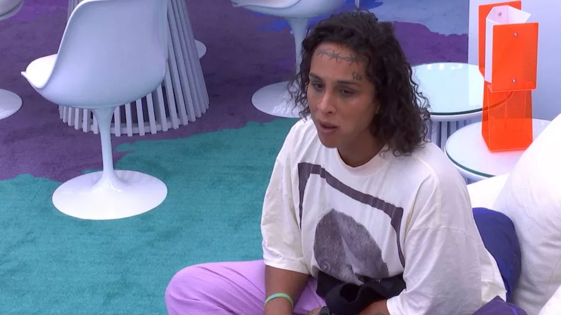 BBB22: Lina esculacha brother pelas costas após almoço do líder: “Muito resistente”