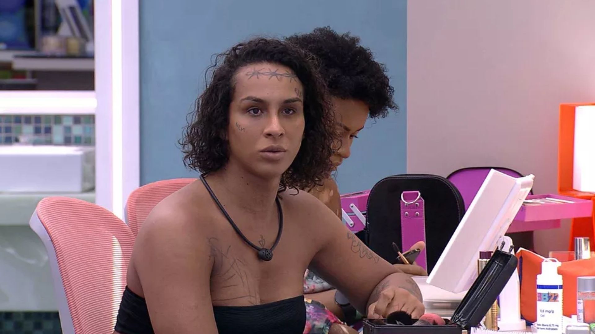 BBB22: Lina coloca brother contra a parede e aponta barraco: “Comprou a briga”