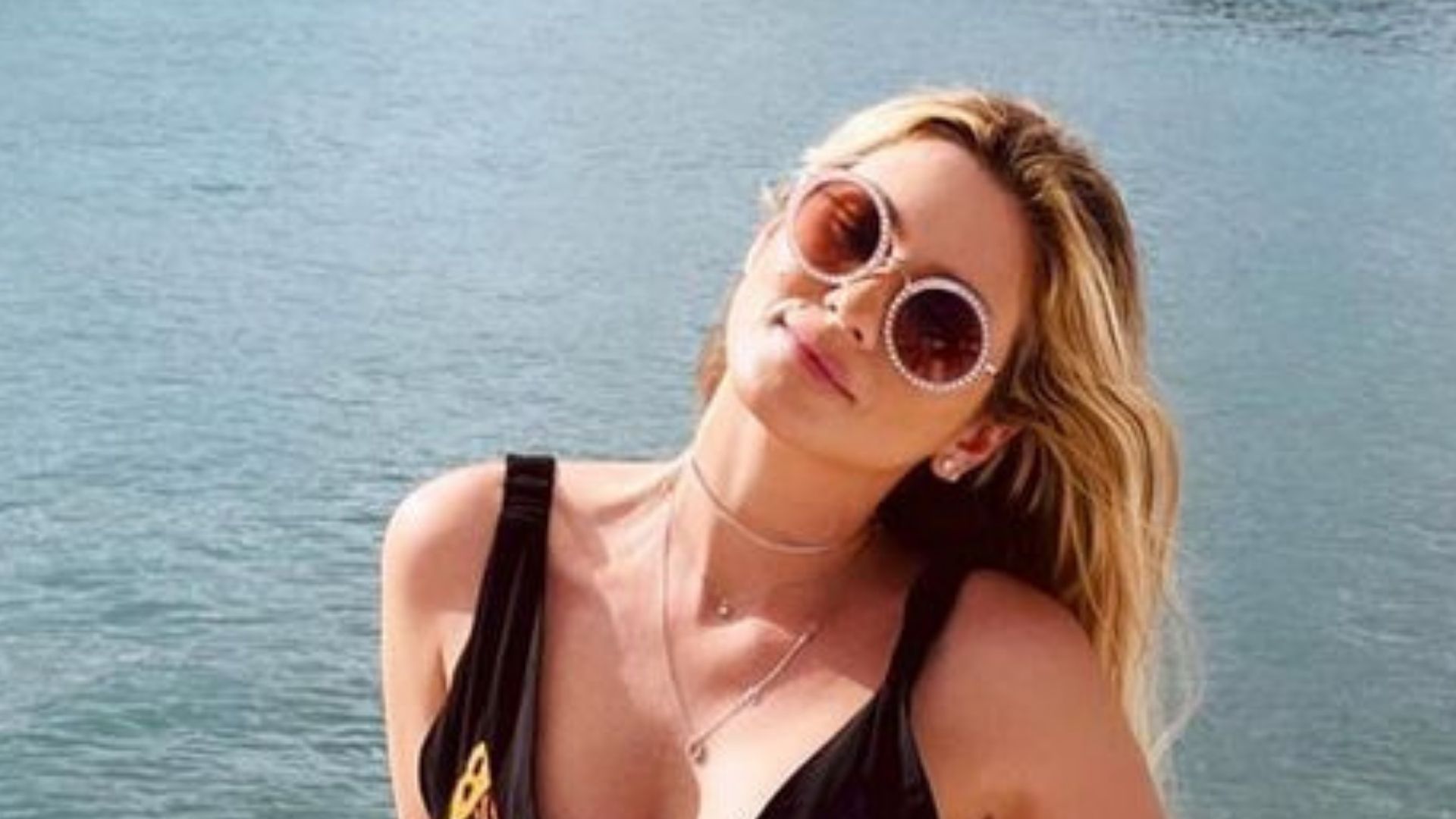 Sem sutiã, Lívia Andrade curte passeio de barco com vestido super decotado: “Musa”