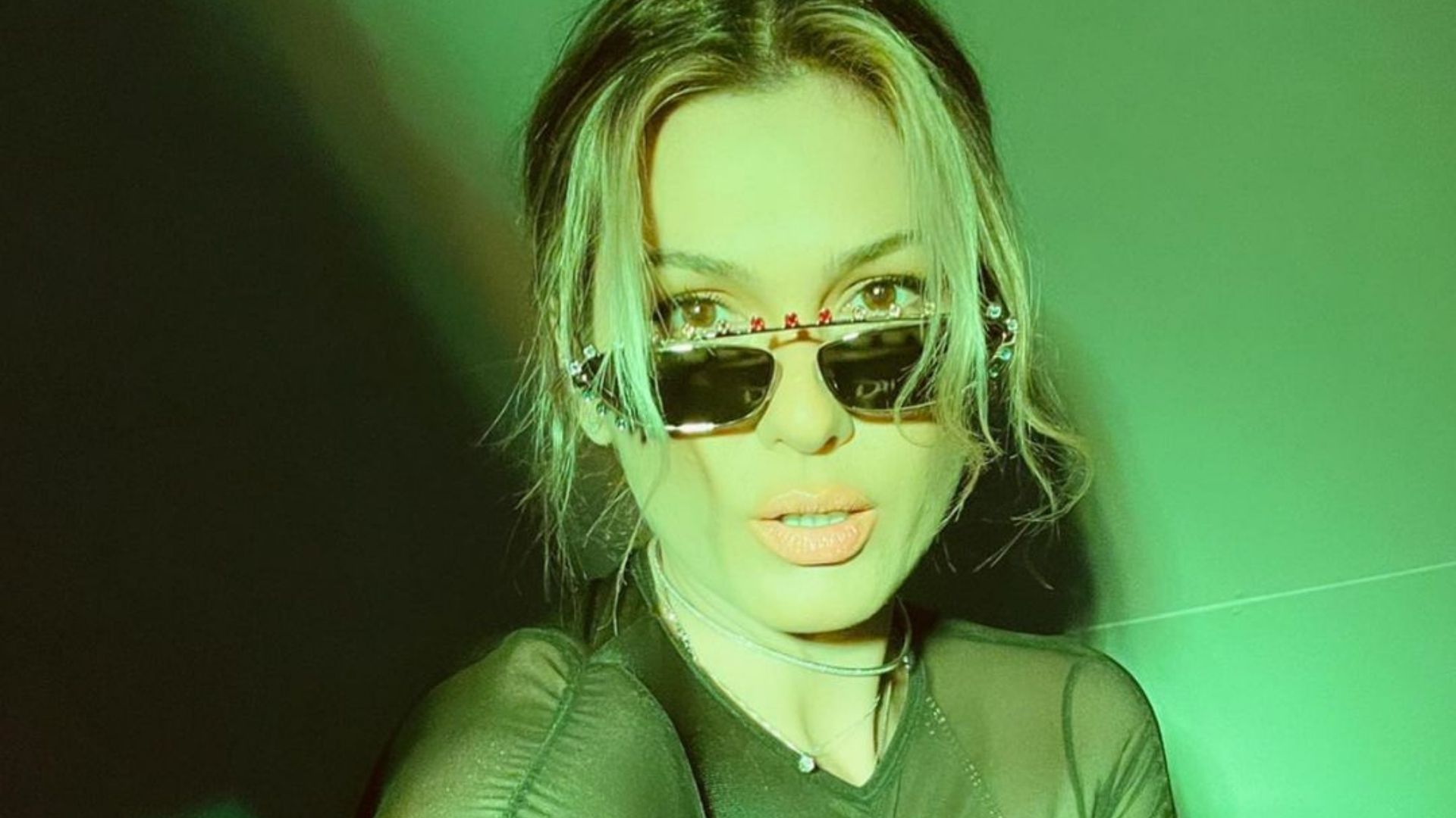 Lívia Andrade escandaliza com decote brilhoso e atrai olhares: “Rainha”
