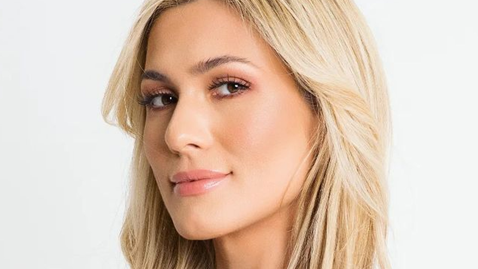 Lívia Andrade posa com decote até o umbigo e fãs reagem: “Encantadora”