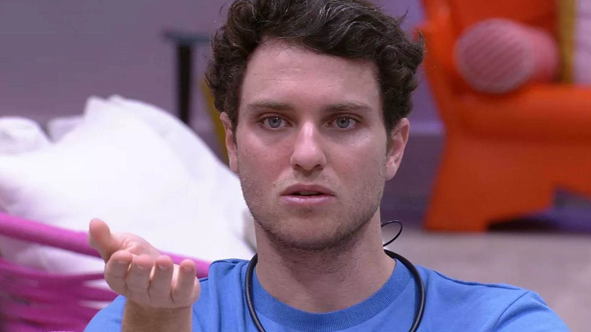 BBB22: Lucas assume estar em cima do muro e detona cobrança: “Escolher lado não dá”