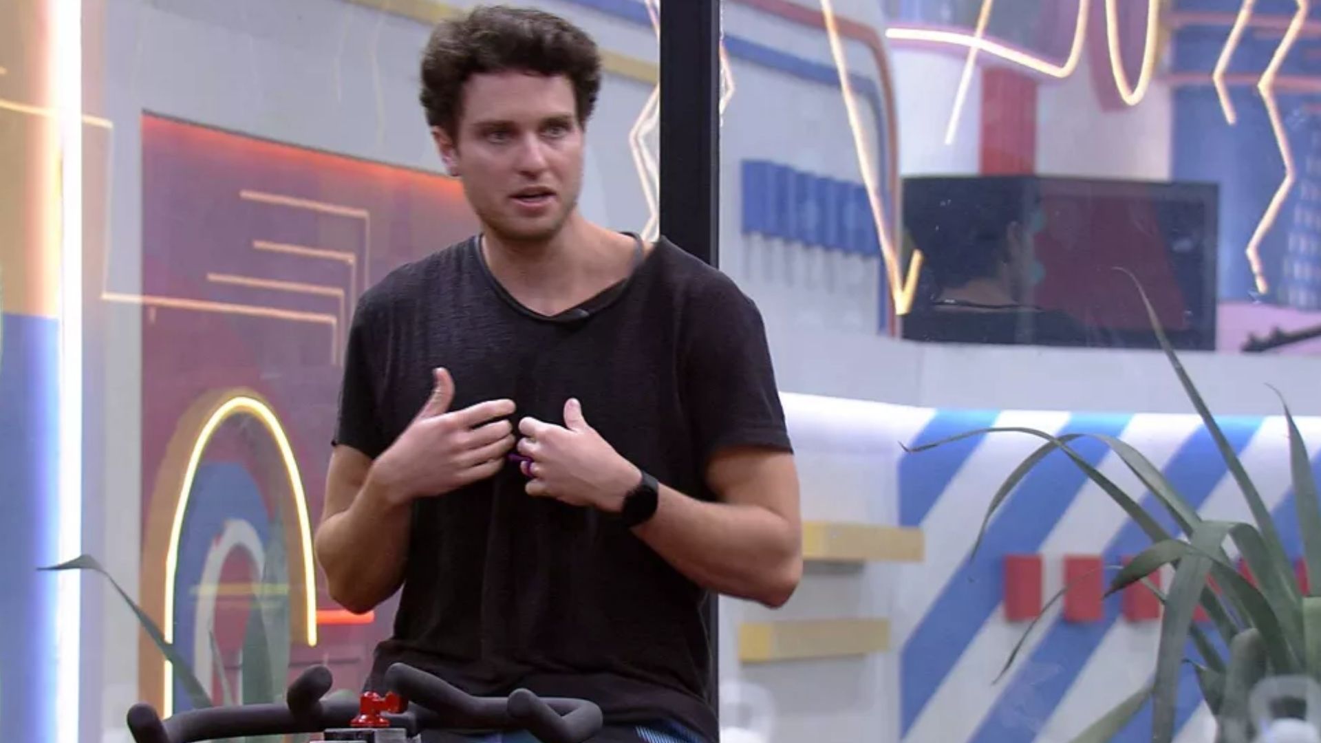 BBB22: Lucas esculacha Arthur pelas costas e detona afastamento: “Nem bom dia”