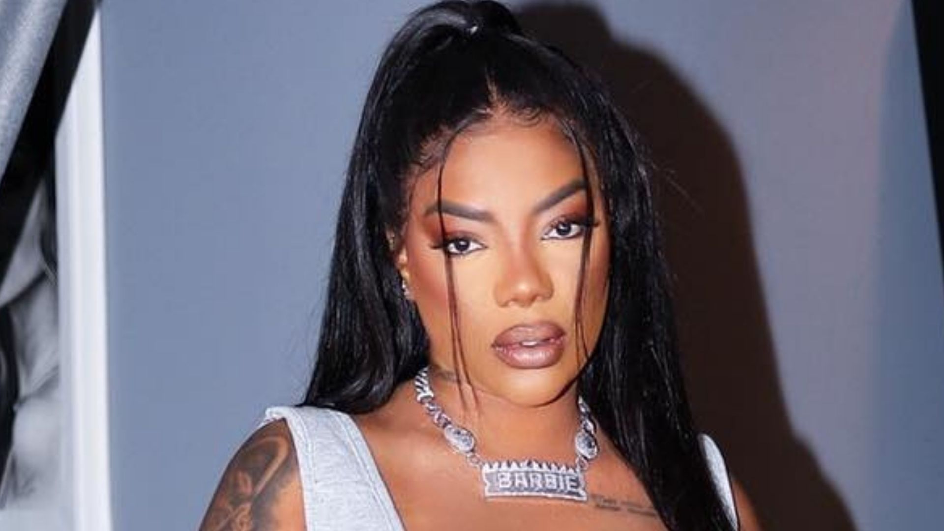 Ludmilla elege top coladinho todo aberto e ostenta barriga super sarada: “Deusa”