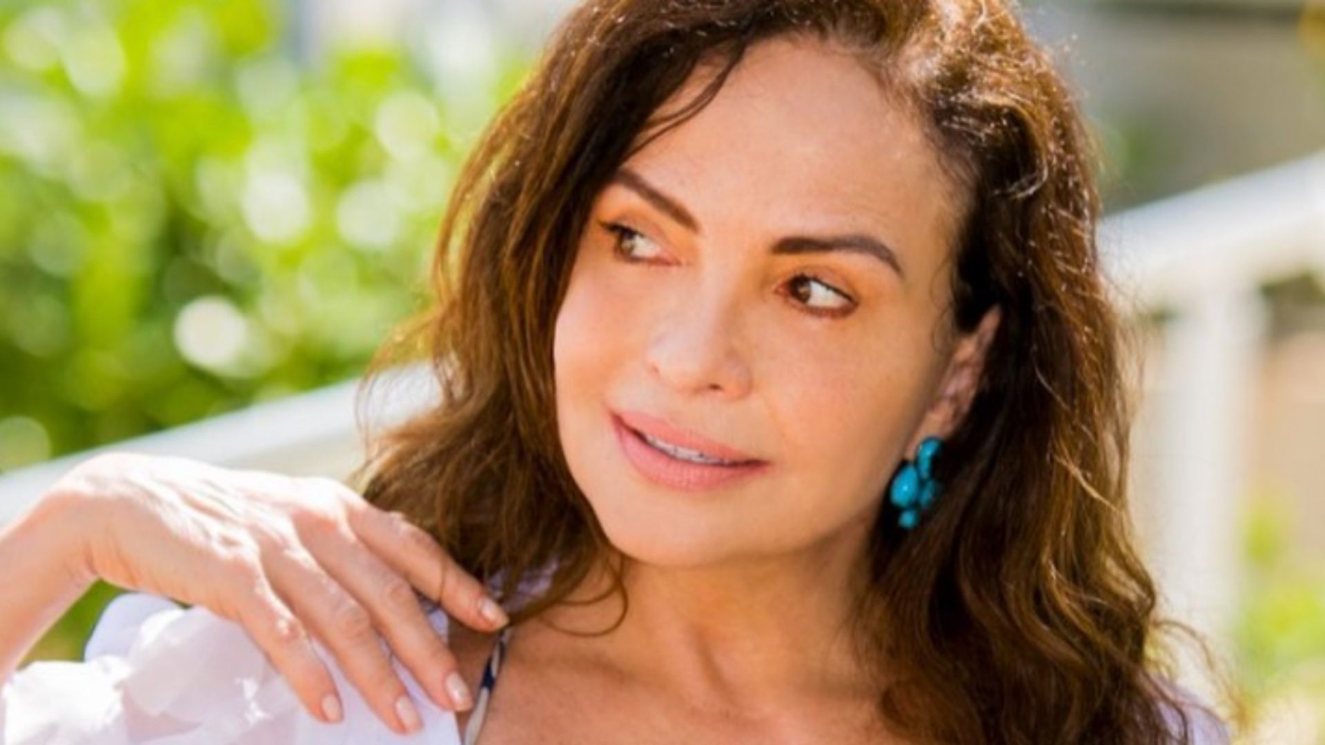 Aos 60 anos, Luiza Tomé choca ao surgir em clique raro de biquíni: “Uma mocinha”
