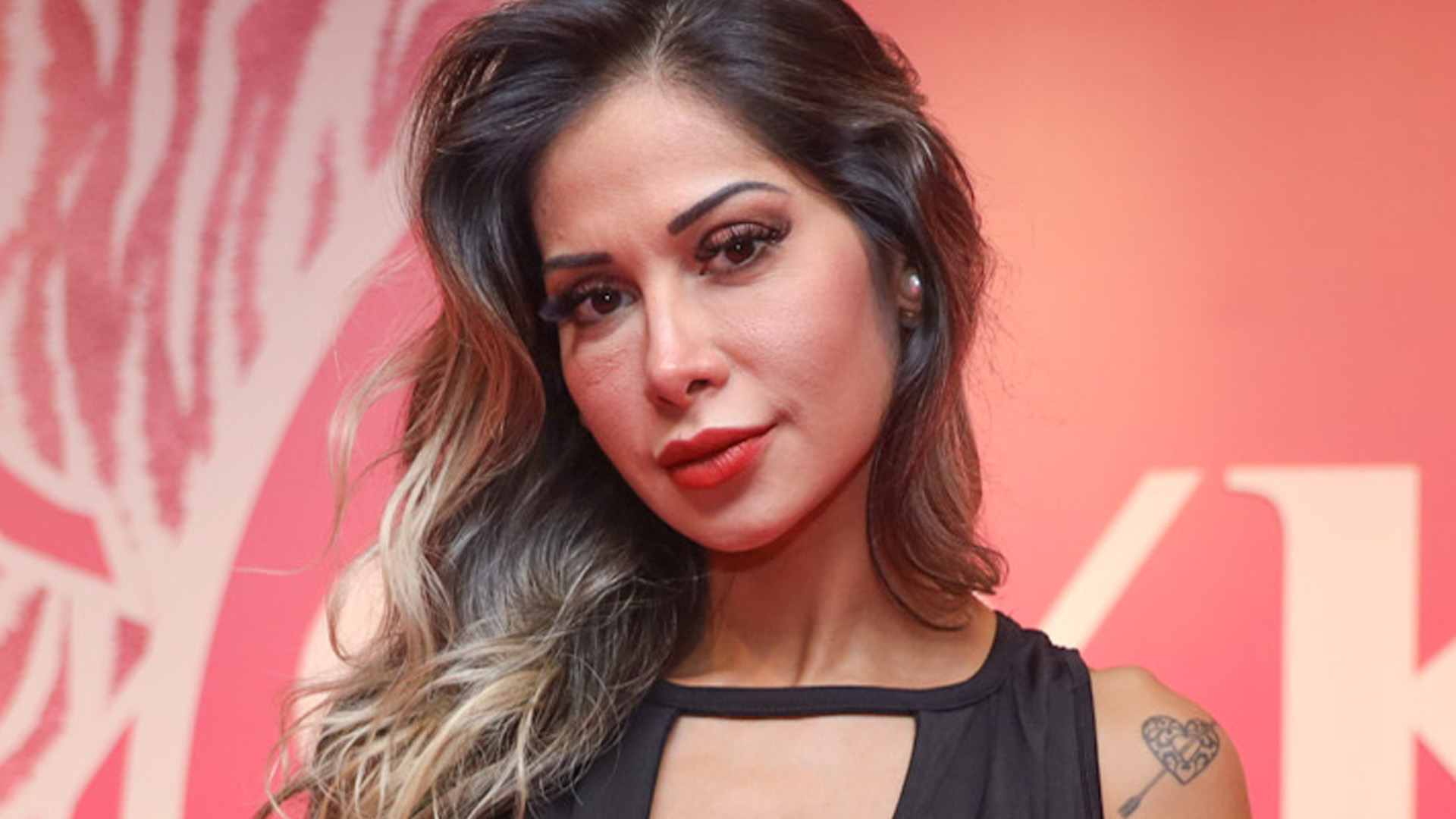 Esposa de Arthur Aguiar, Maíra Cardi curte festa com decote até o umbigo e look bafo