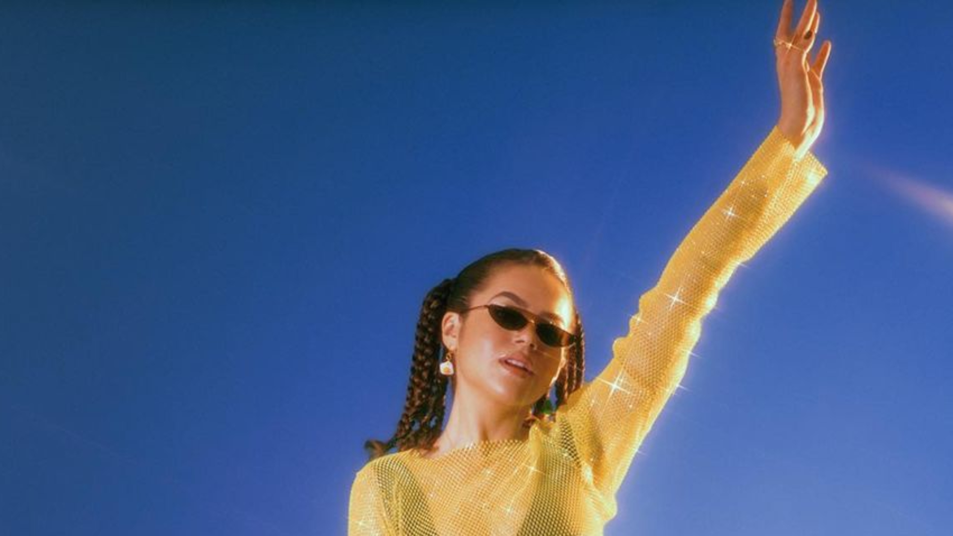 Maisa Silva posa com look transparente e deixa roupas íntimas à mostra: “Gata”