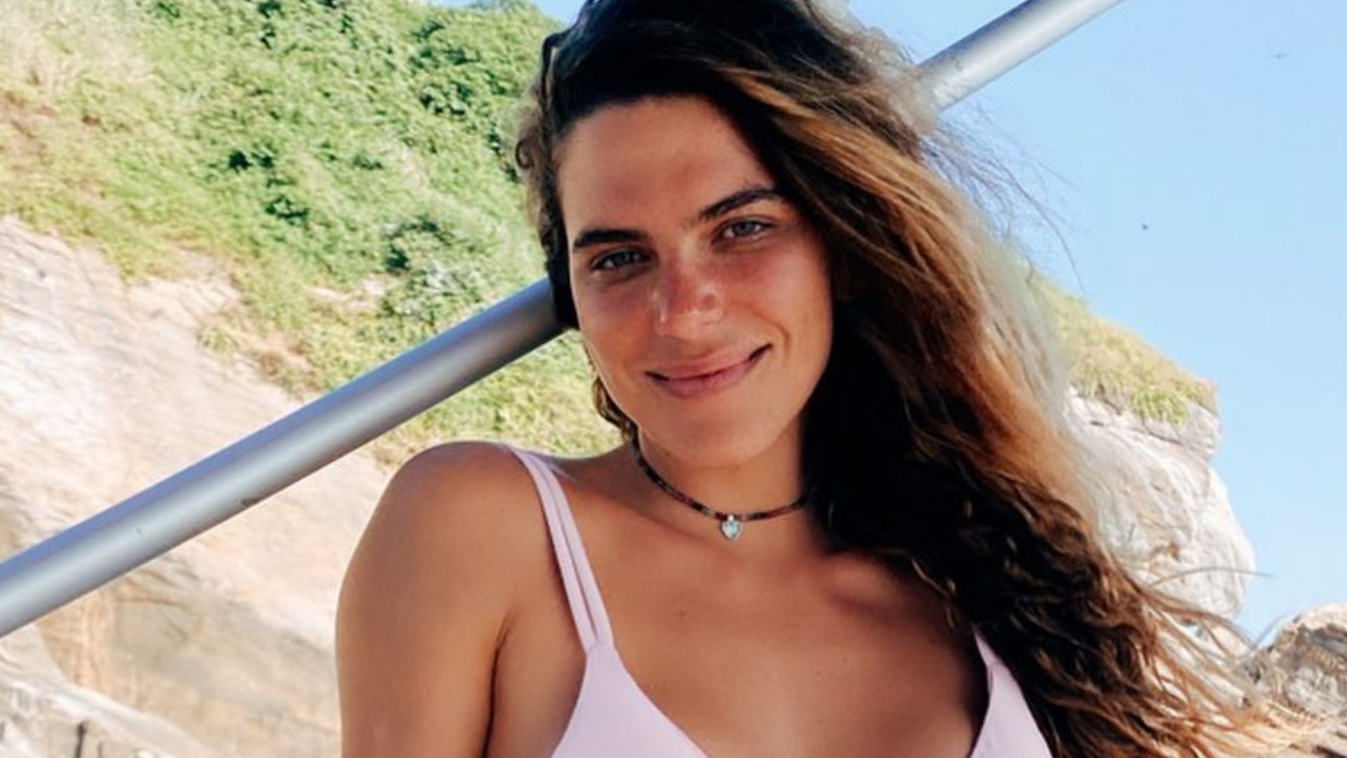 Mariana Goldfarb elege biquíni branco cavado e ostenta barriga trincada: “Musa”