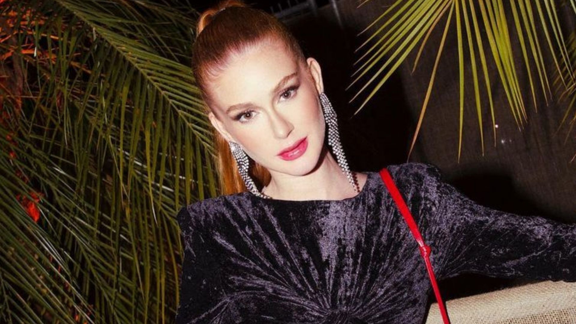 Marina Ruy Barbosa elege macacão coladinho para curtir show e curvas chocam: “Musa”