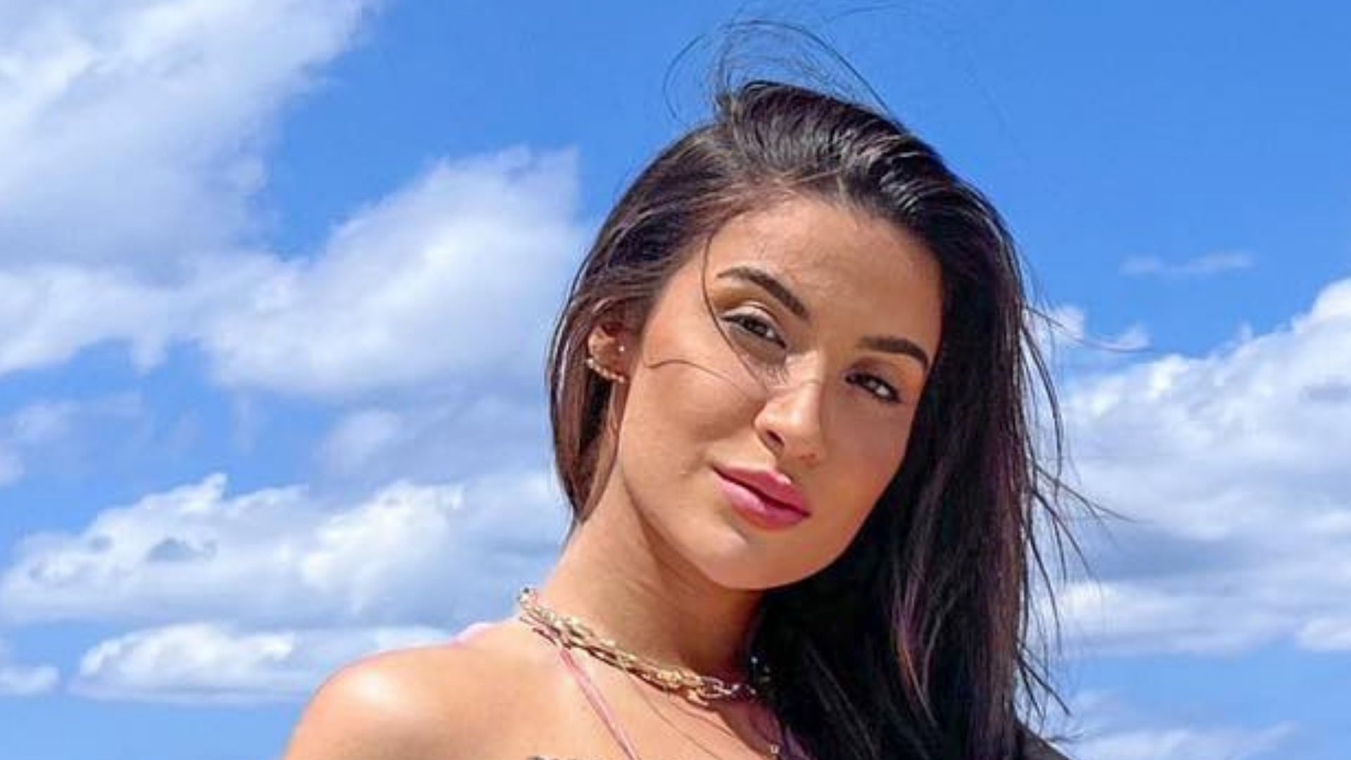 Nas Bahamas, Bianca Andrade posa de ladinho e exibe corpão esbelto: “Gostosa”