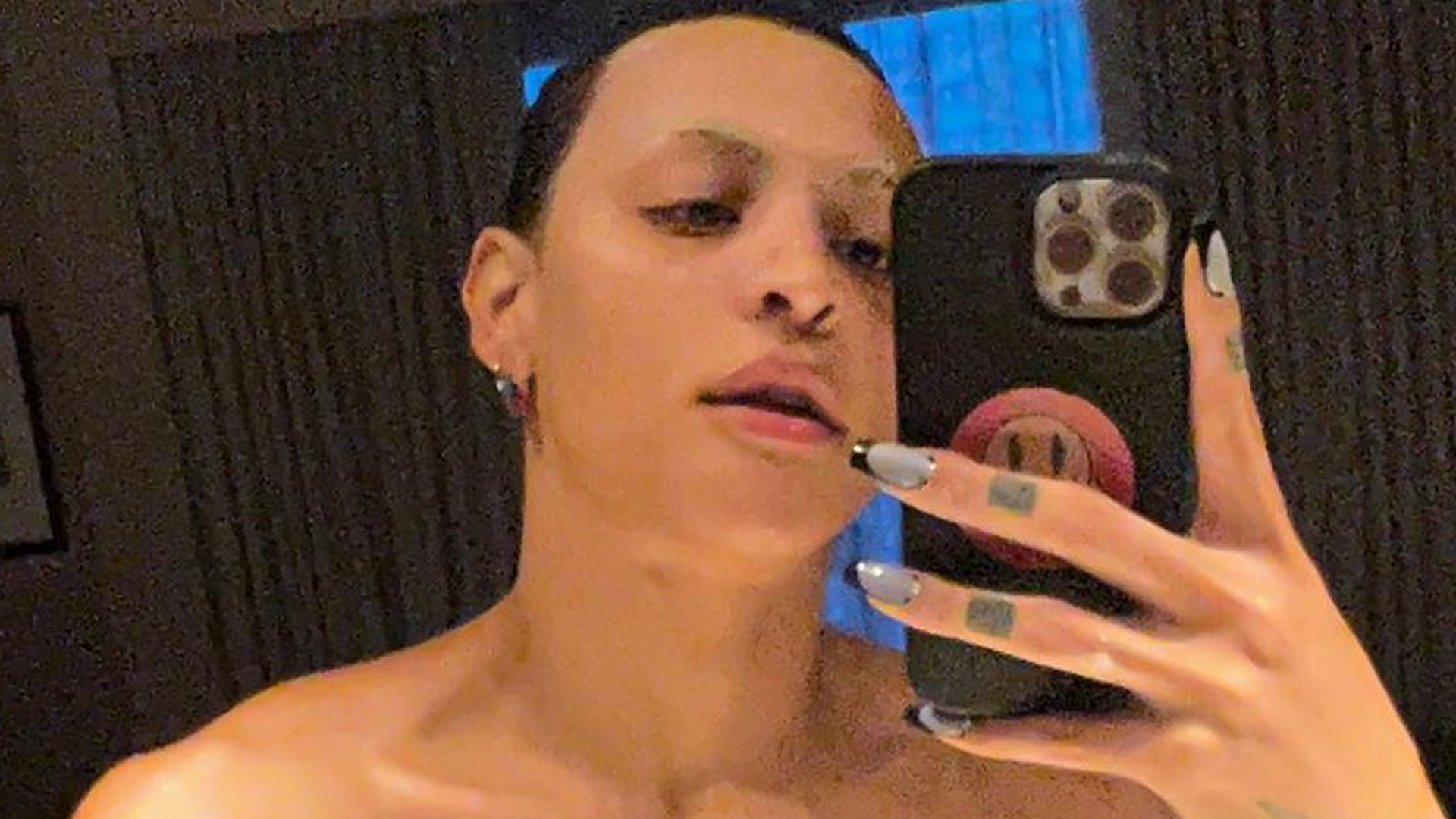 Pabllo Vittar posa só de toalha e abaixa até o limite: “Monumental”