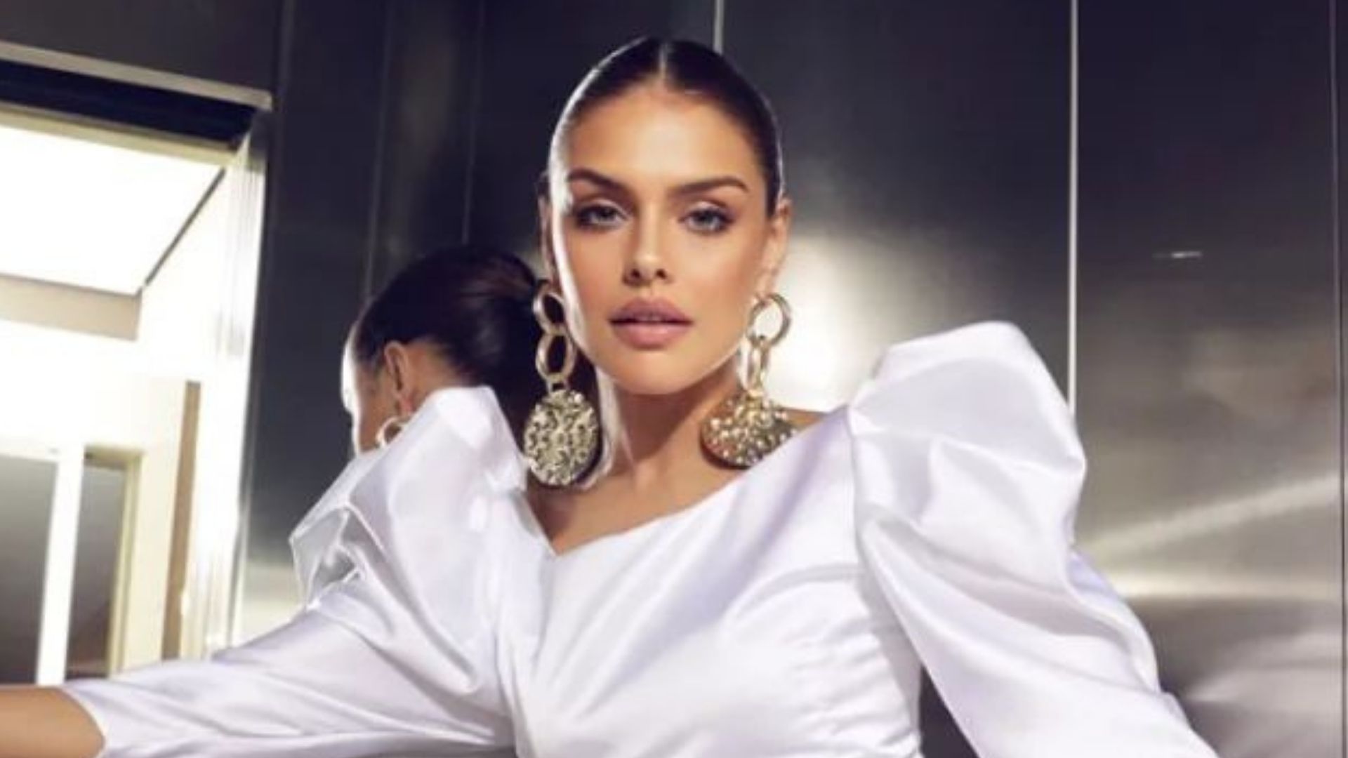 Paloma Bernardi vai ao ‘Faustão’ com vestido tubinho e pernões encantam: “Diva”