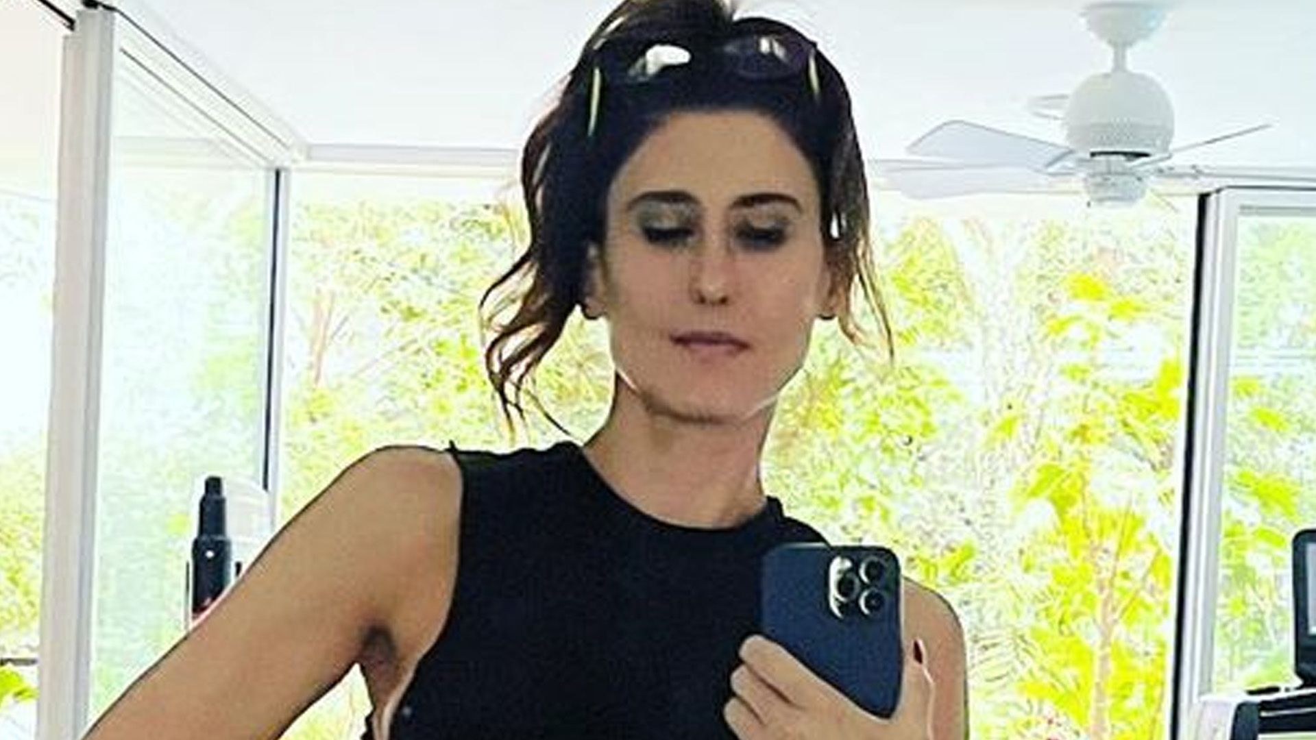 Paola Carosella malha com barriguinha trincada à mostra: “Ícone de mulher”