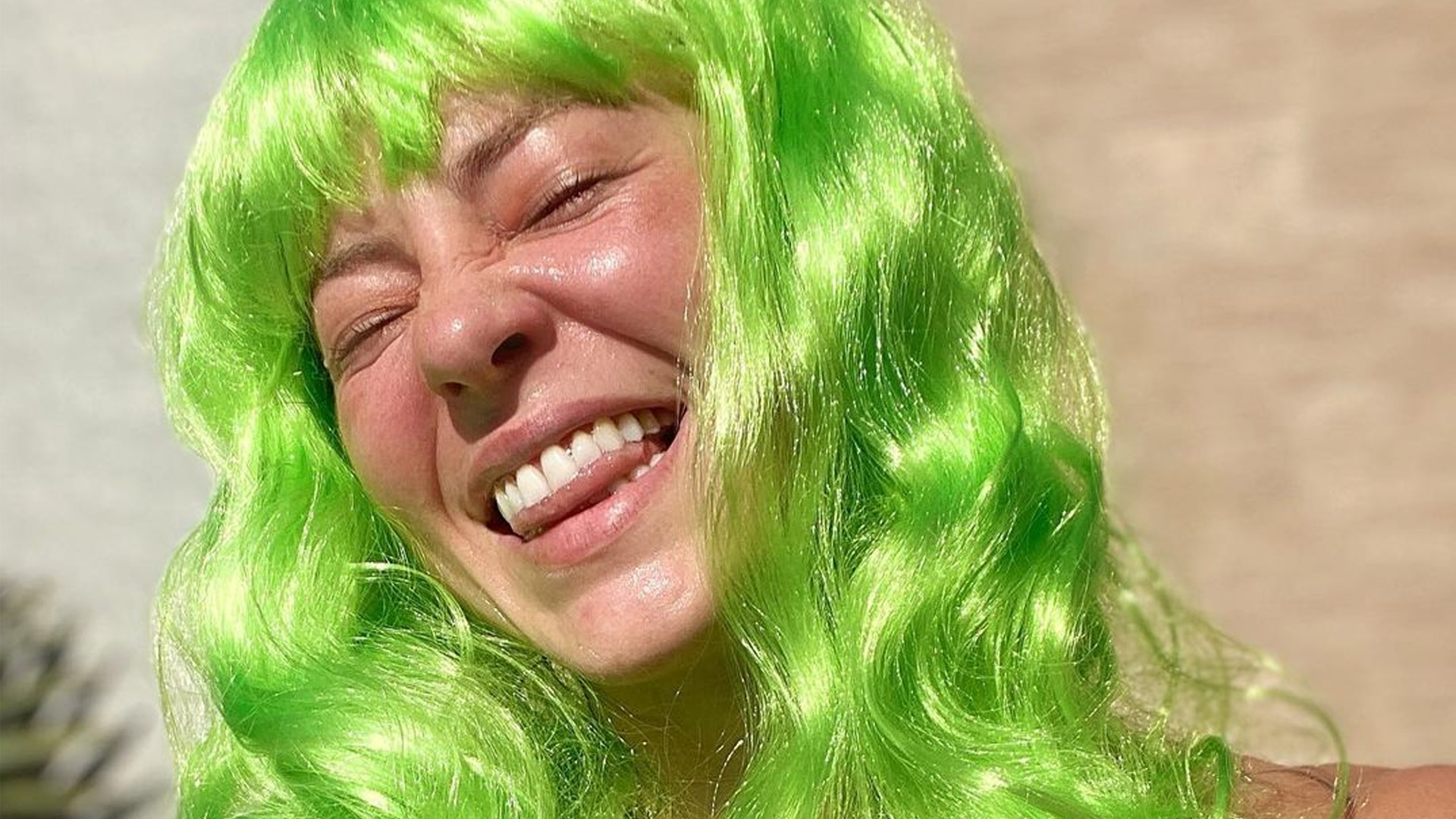 Paolla Oliveira se diverte com decote gigante e peruca verde: “Linda”