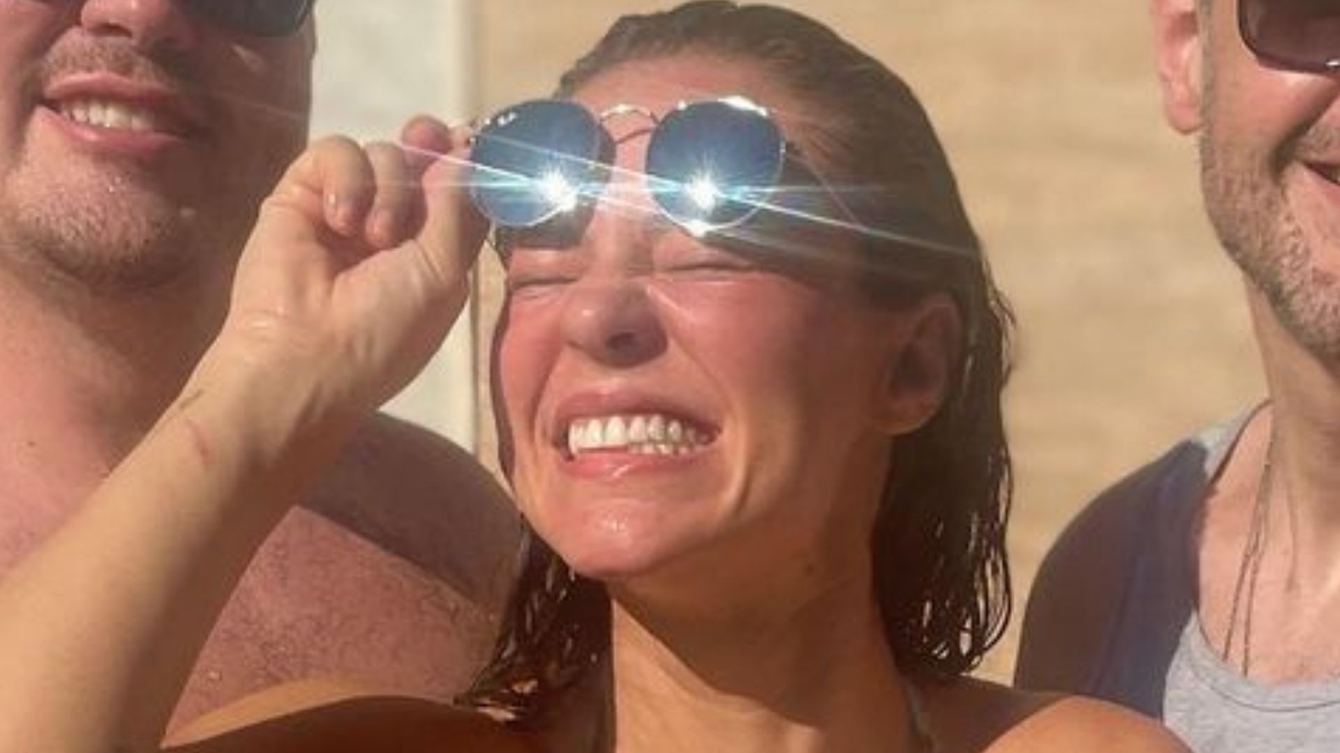 De biquíni, Paolla Oliveira exibe físico impecável ao lado dos irmãos: “Única”