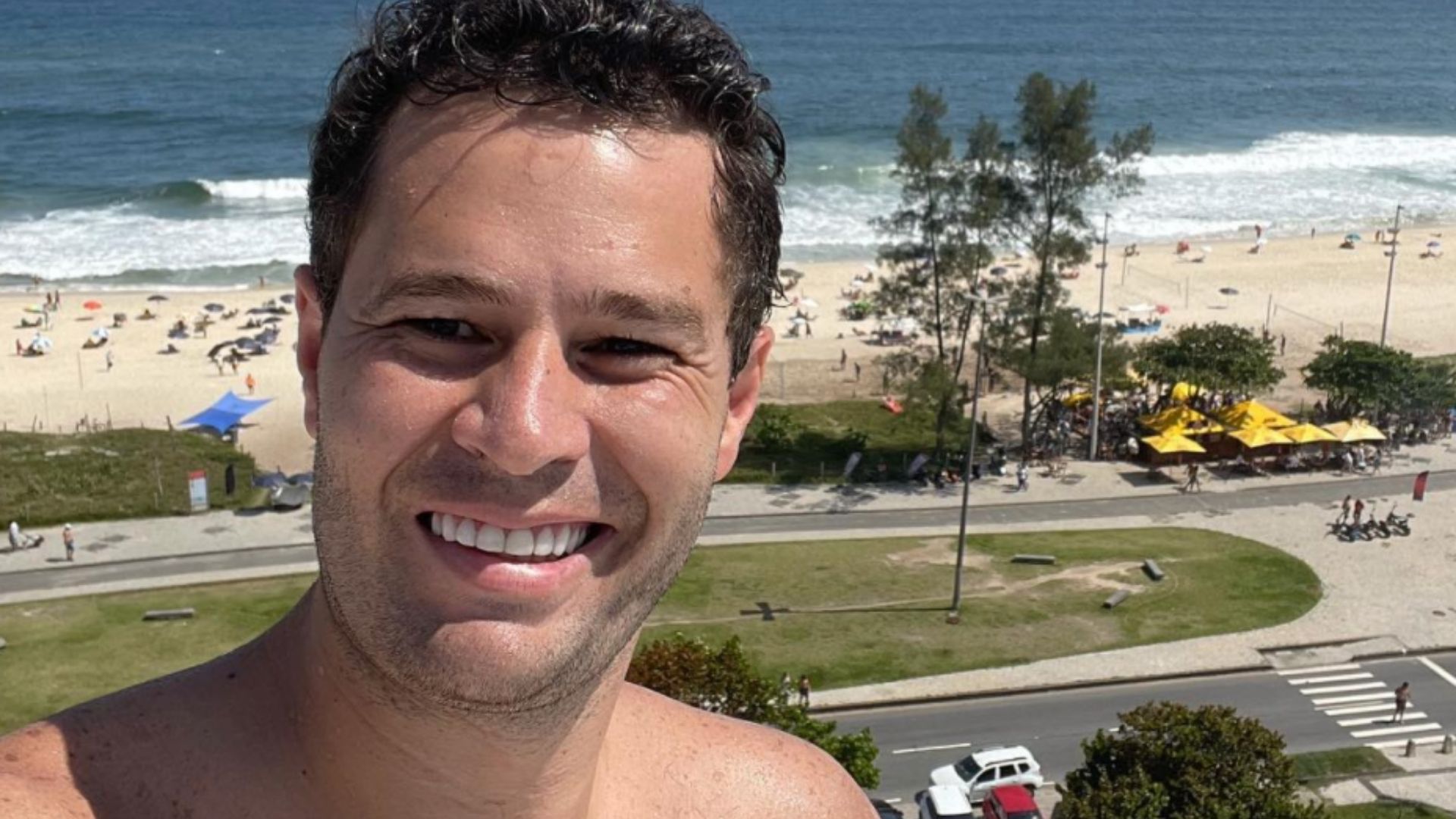 Raridade: Pedro Leonardo posa com a esposa gata e as duas filhas: “Família linda”