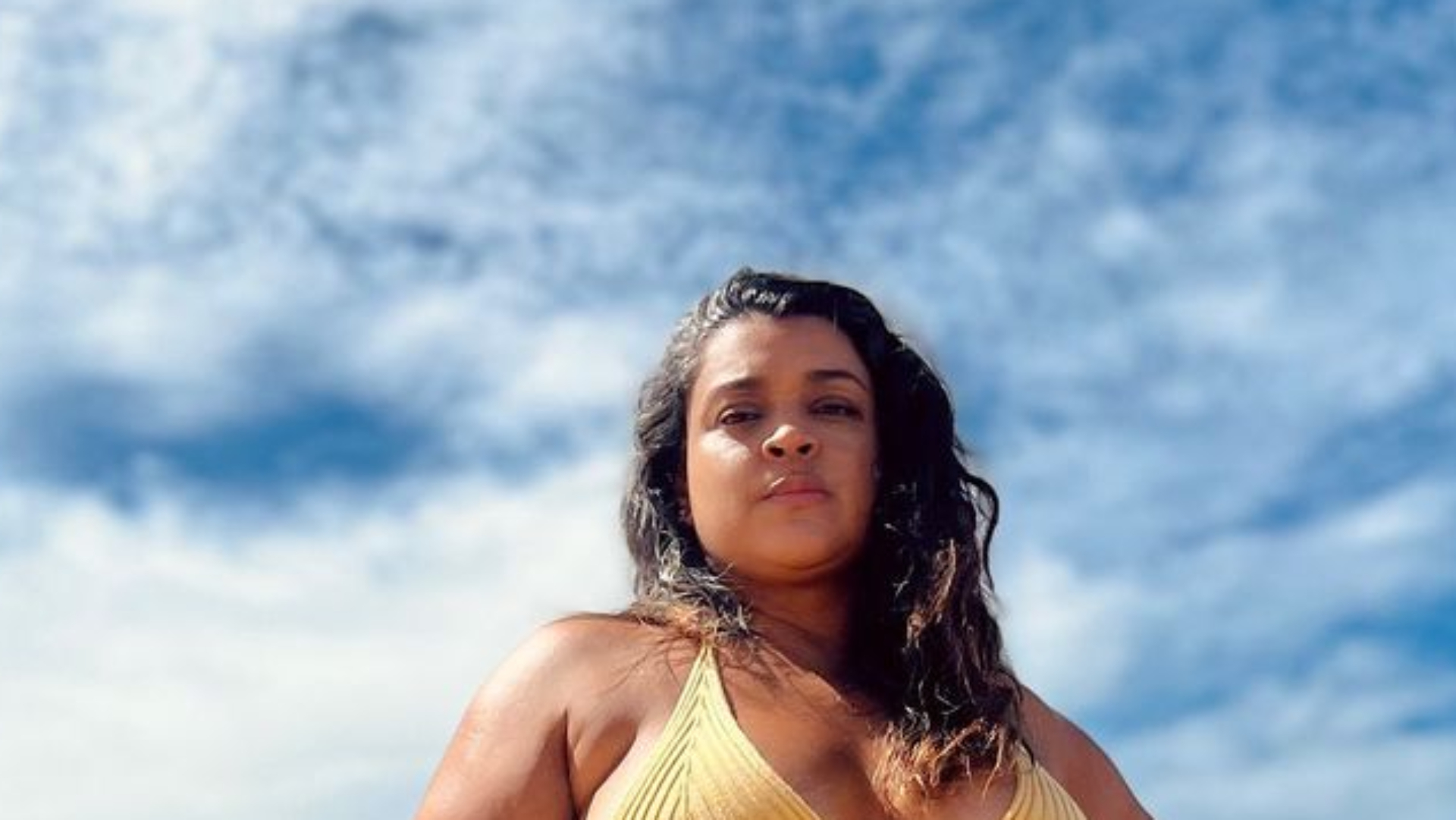 De biquíni, Preta Gil surge poderosa e coloca corpão pra jogo: “Inspiração”