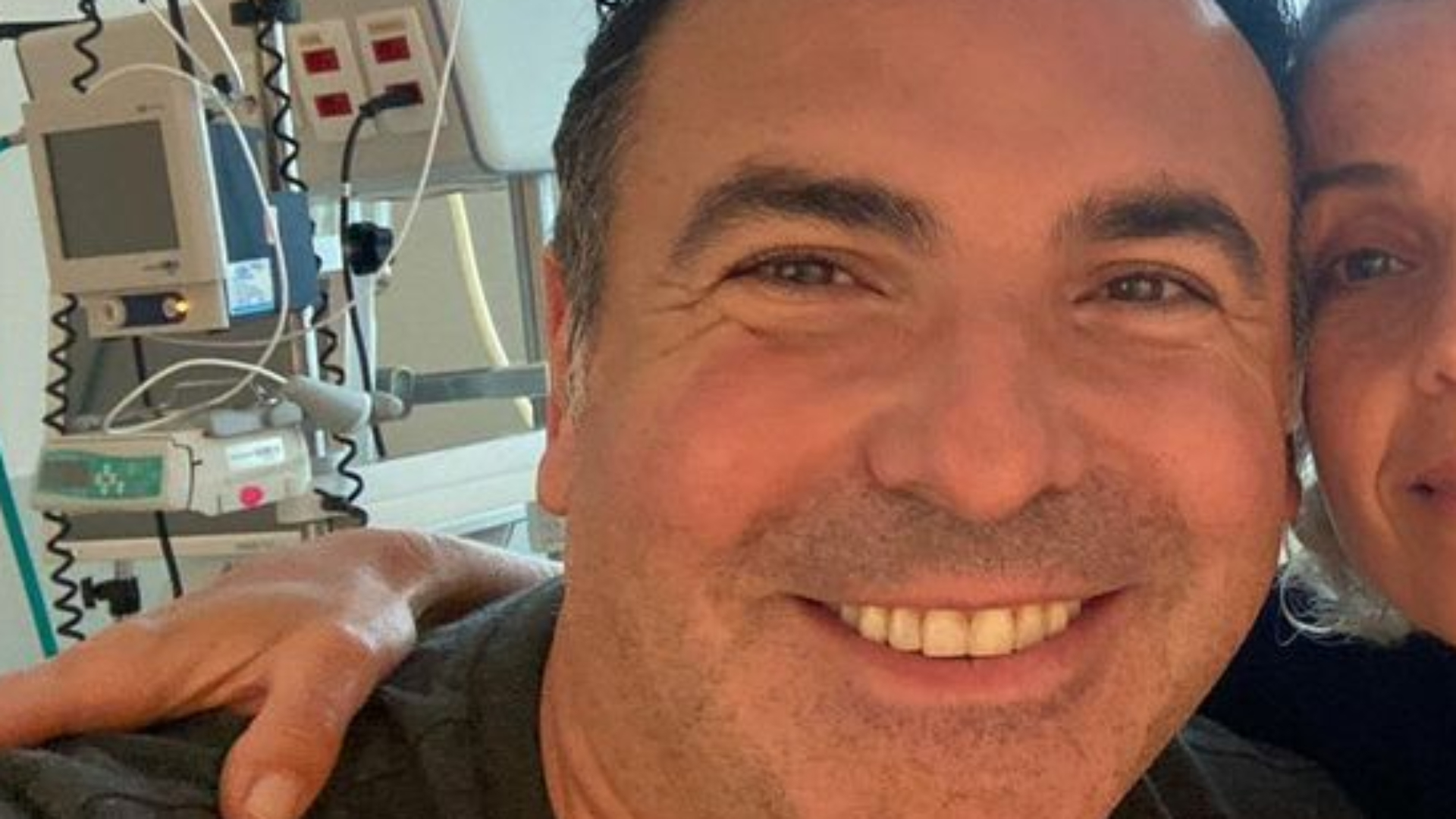 Reinaldo Gottino recebe alta hospitalar e agradece a esposa: “Deu tudo certo”