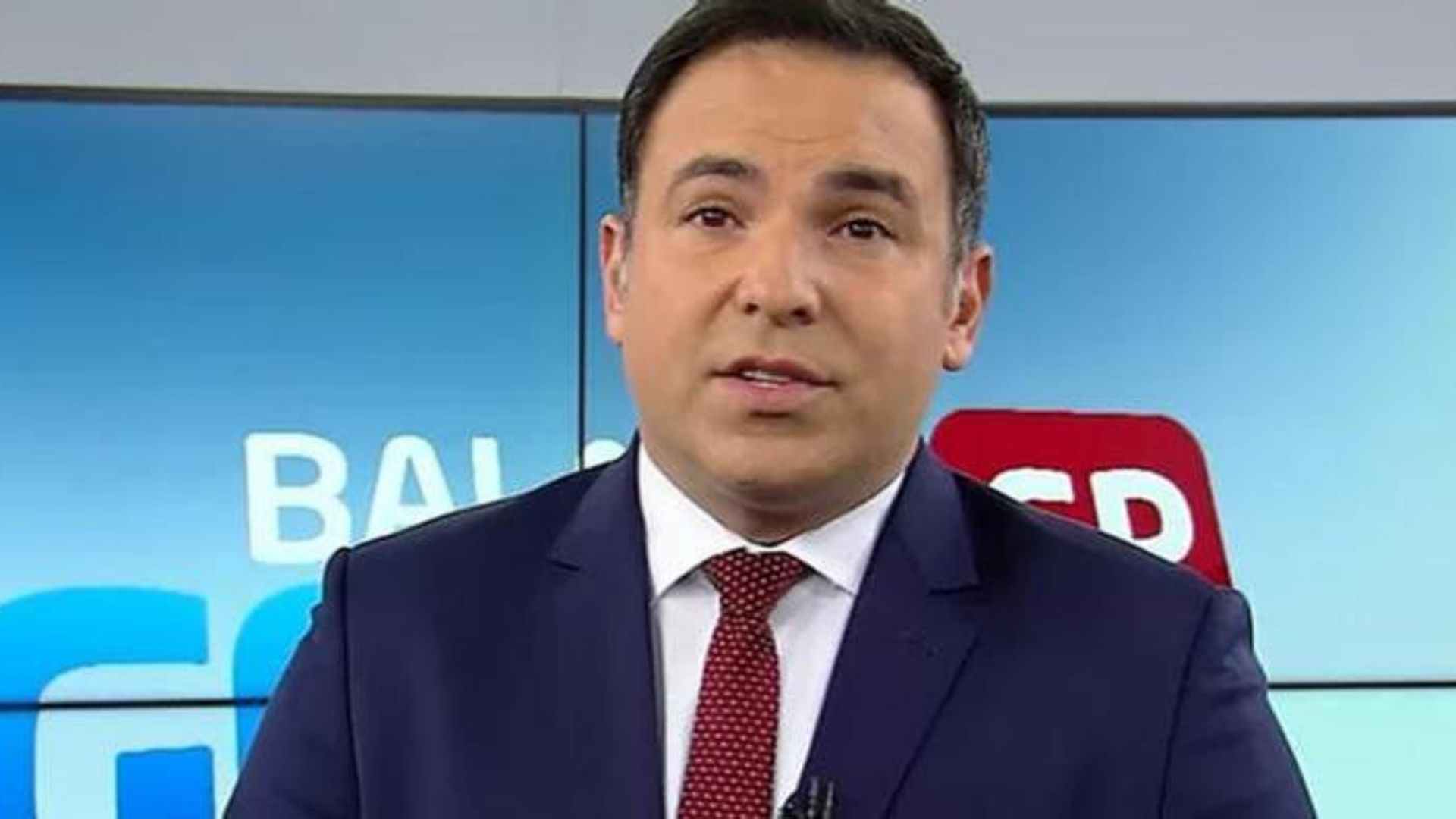Reinaldo Gottino sente dores no peito e sai da Record de maca: “Parece mal súbito”