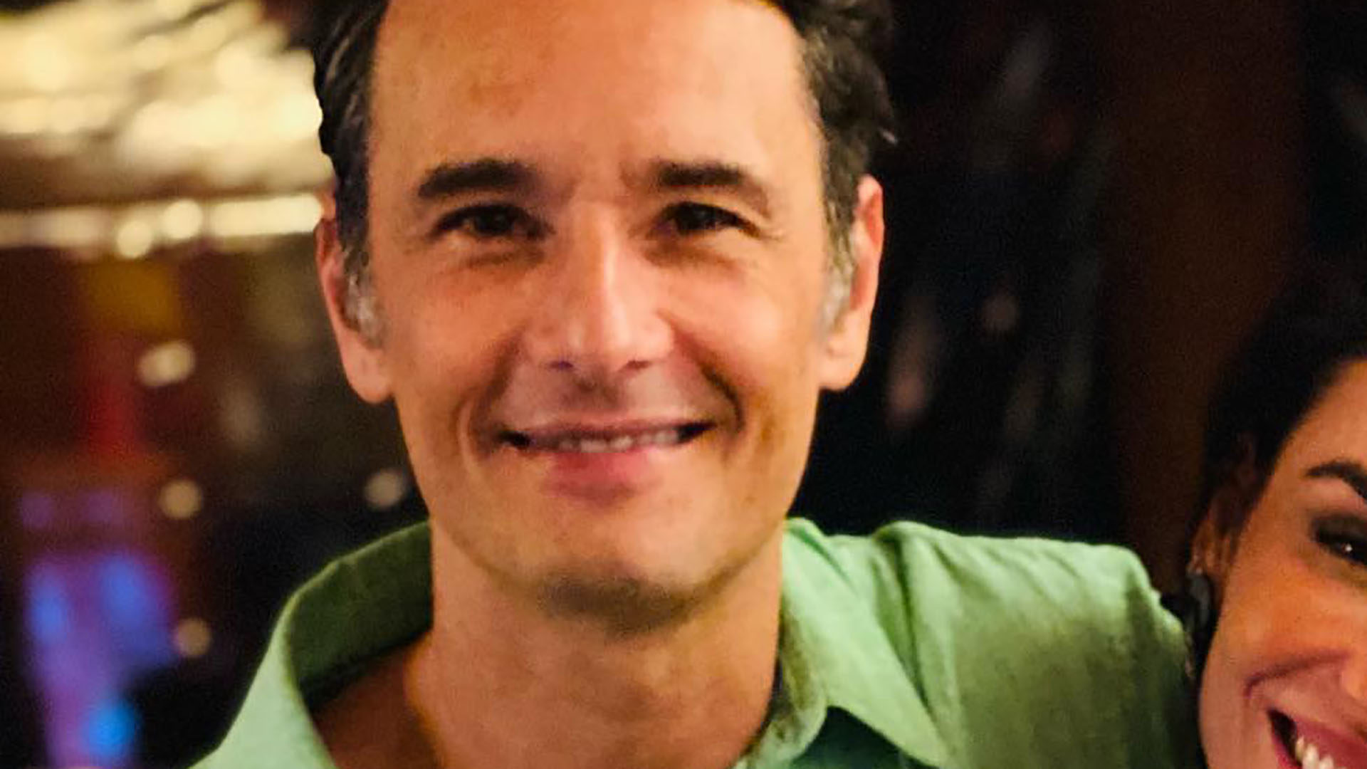 Rodrigo Santoro surge em cliques raríssimos com a esposa e a filha: “Meus amores”