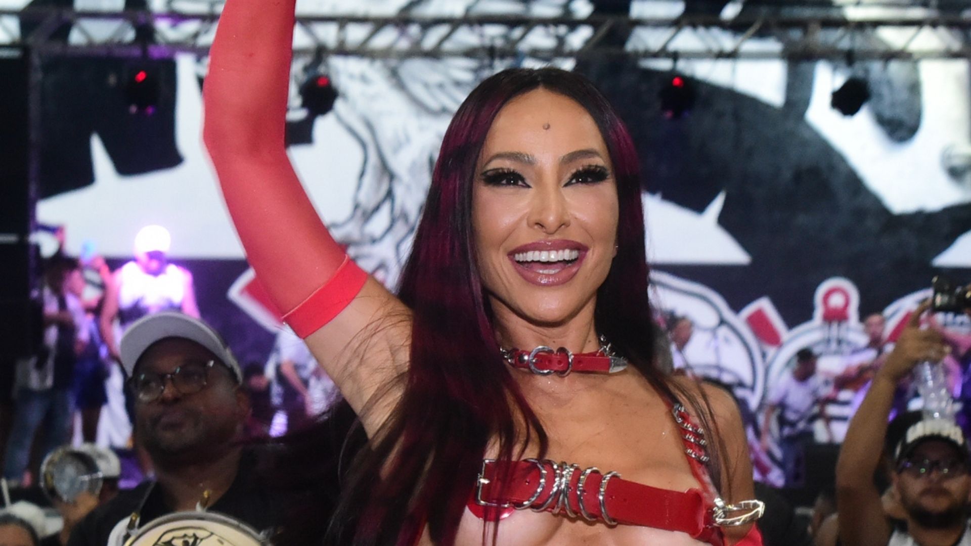 Sabrina Sato cobre o essencial e surge com look-escândalo em ensaio de Carnaval