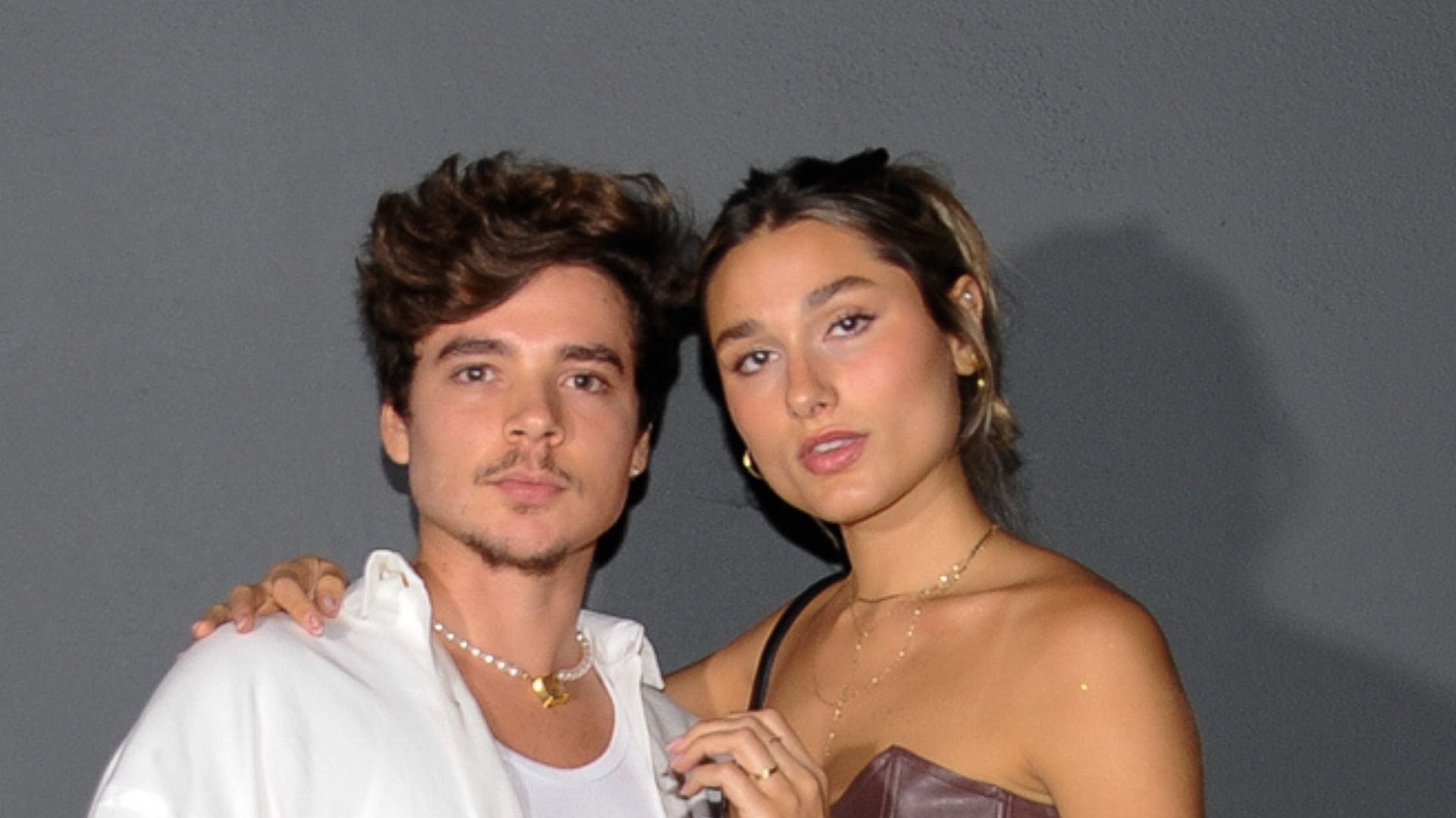 Sasha Meneghel dispensa sutiã, escolhe look de couro e mostra lado mulherão
