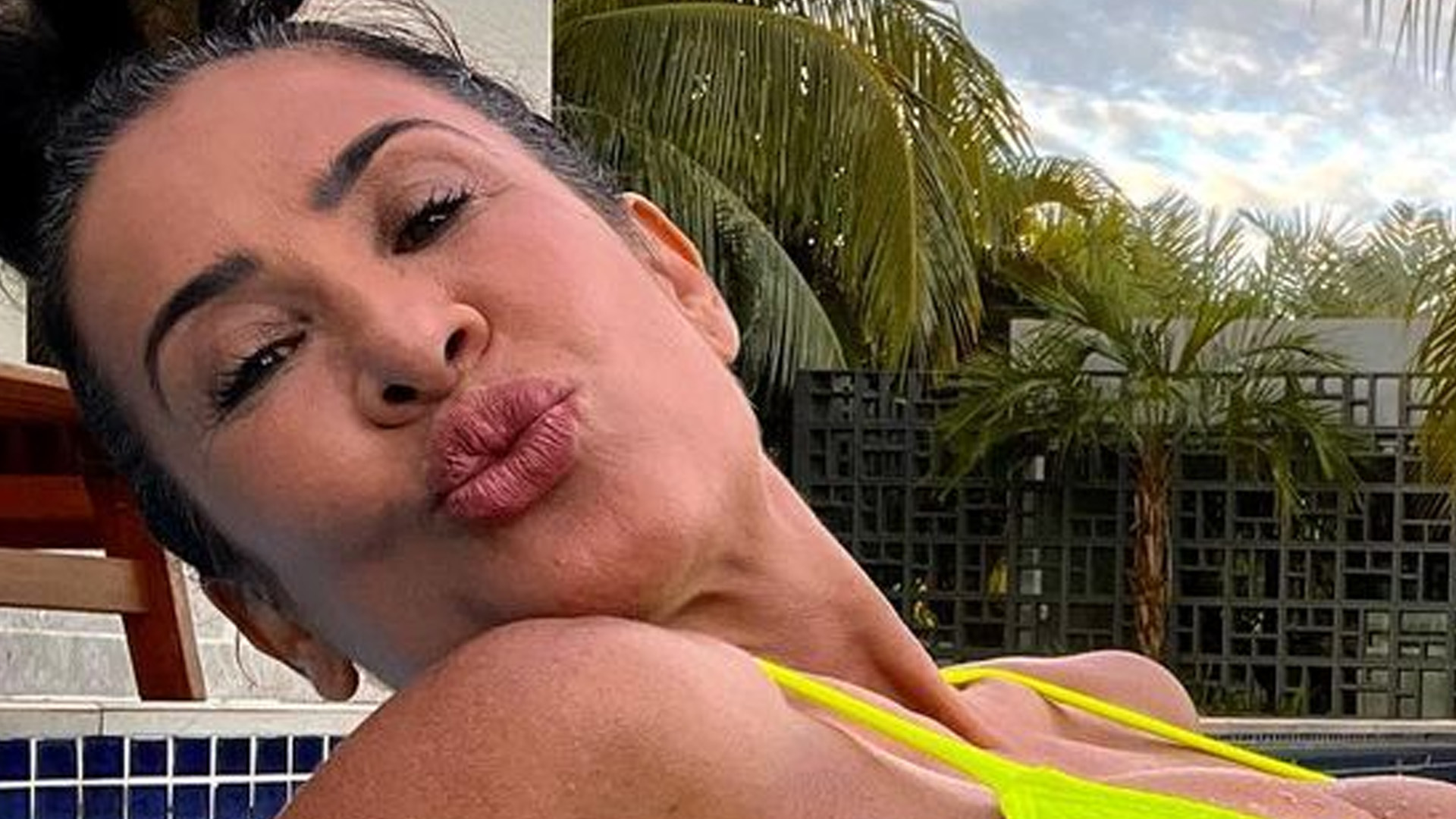 De biquíni, Scheila Carvalho mostra corpo escultural aos 48 anos: “Linda”