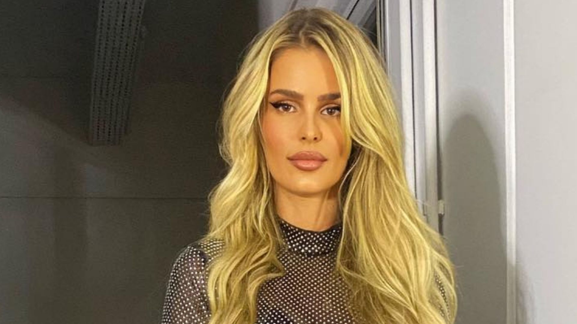 Sensual, Yasmin Brunet aposta em look transparente e ostenta corpão: “Musa”