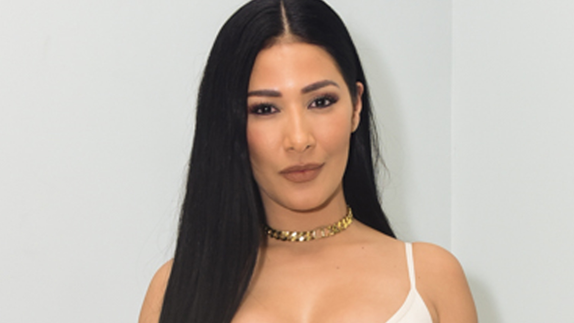 Simaria abusa do decote com look branco colado ao corpo em show