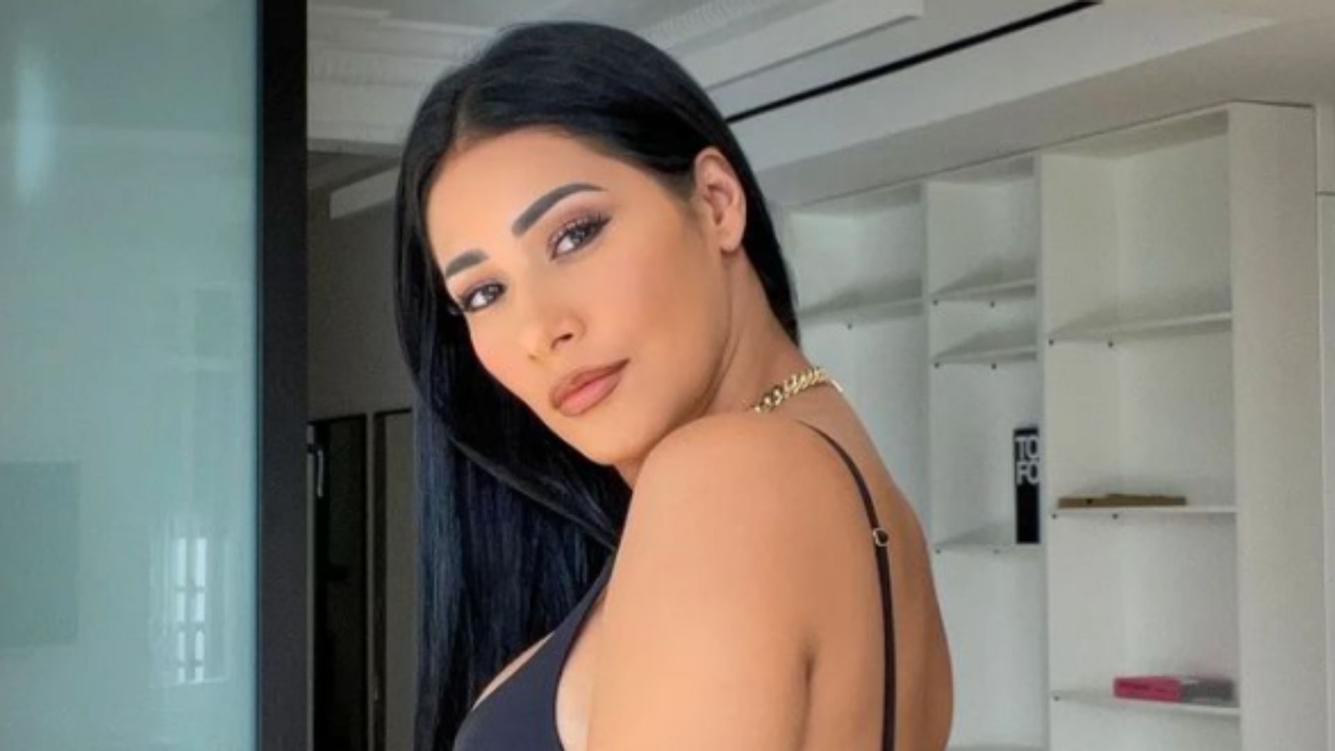 De costas, Simaria empina bumbum GG em microvestido nude: “Que potência”