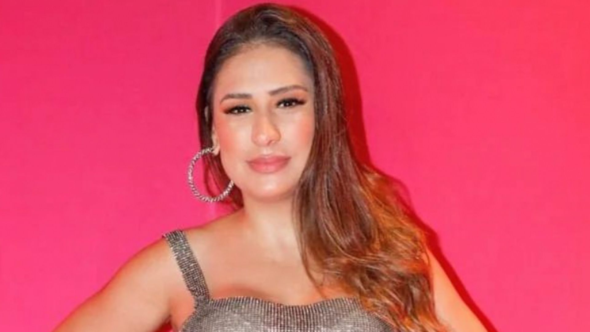 Simone arrasa com barriga de fora e cinturinha finíssima em evento: “Magra”