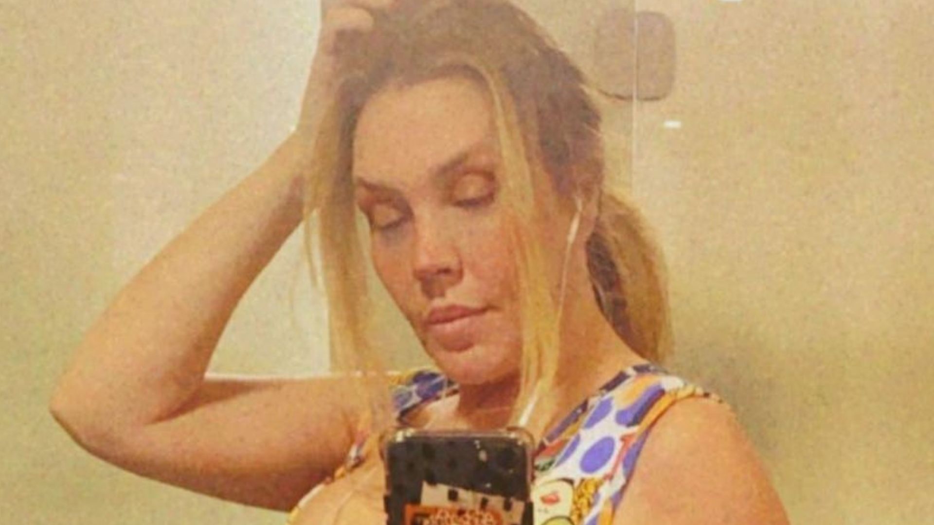 Aos 45 anos, Simony ostenta shape sequinho na academia: “Dormindo no formol”