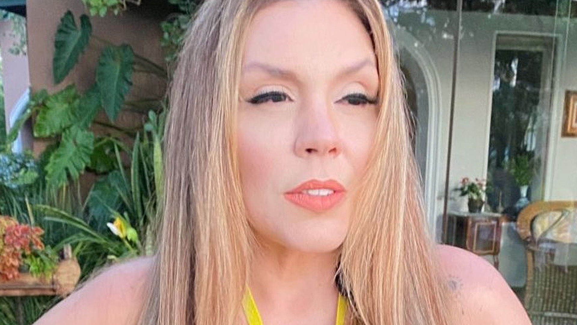 Aos 45 anos, Simony deixa barriga sequinha à mostra de top: “Cada dia mais bela”