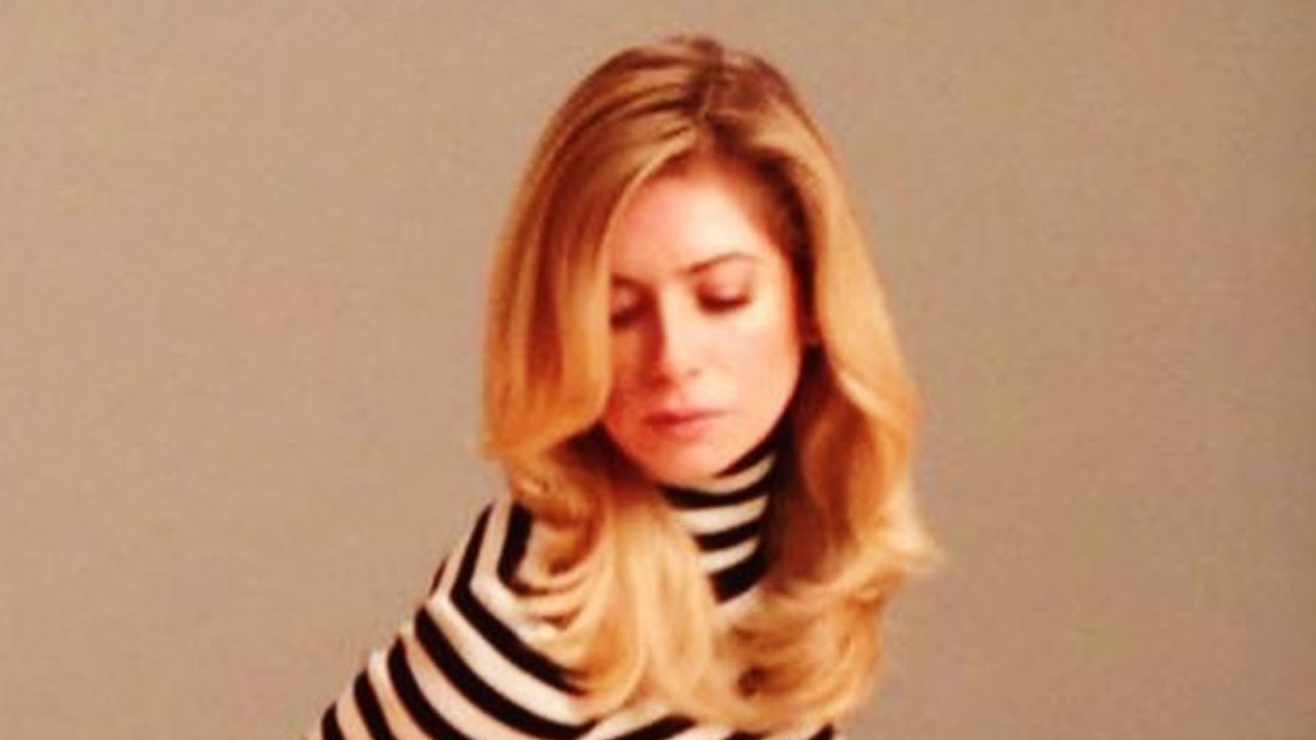 Só de calcinha, Letícia Spiller posa de perna aberta e exibe coxas grossas: “Sexy”