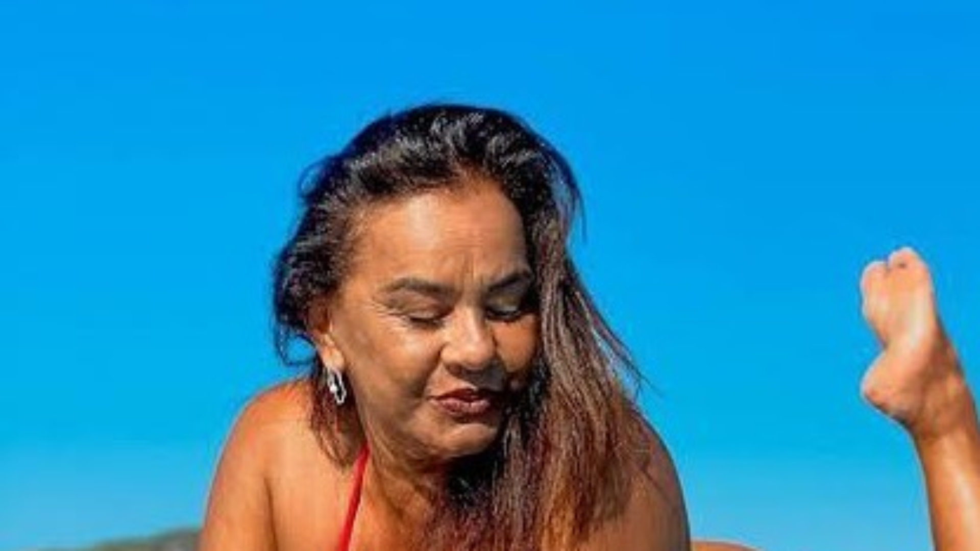 Aos 64 anos, Solange Couto posa de biquíni fio-dental e exibe corpão: “Deusa”