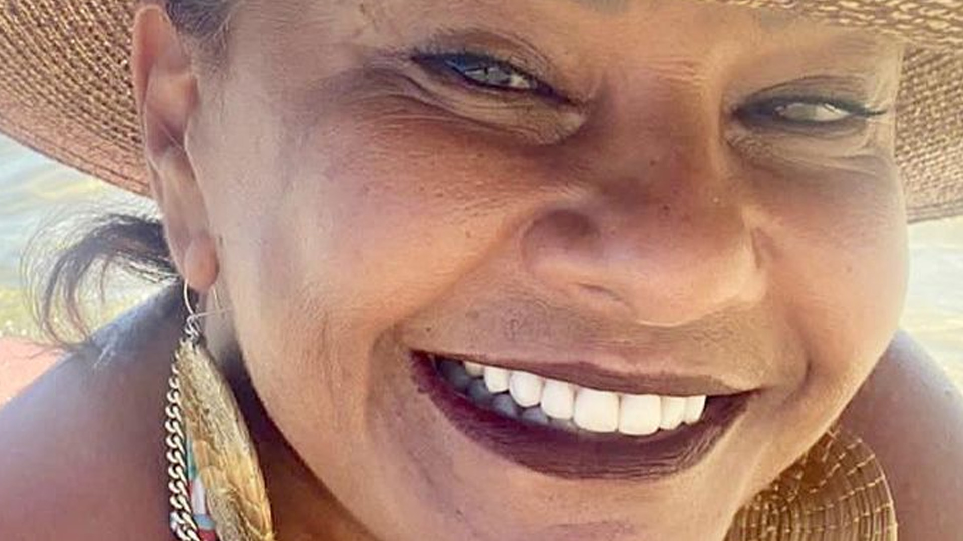 Aos 64 anos, Solange Couto coloca bumbum para jogo de biquíni: “Tá pra peixe”