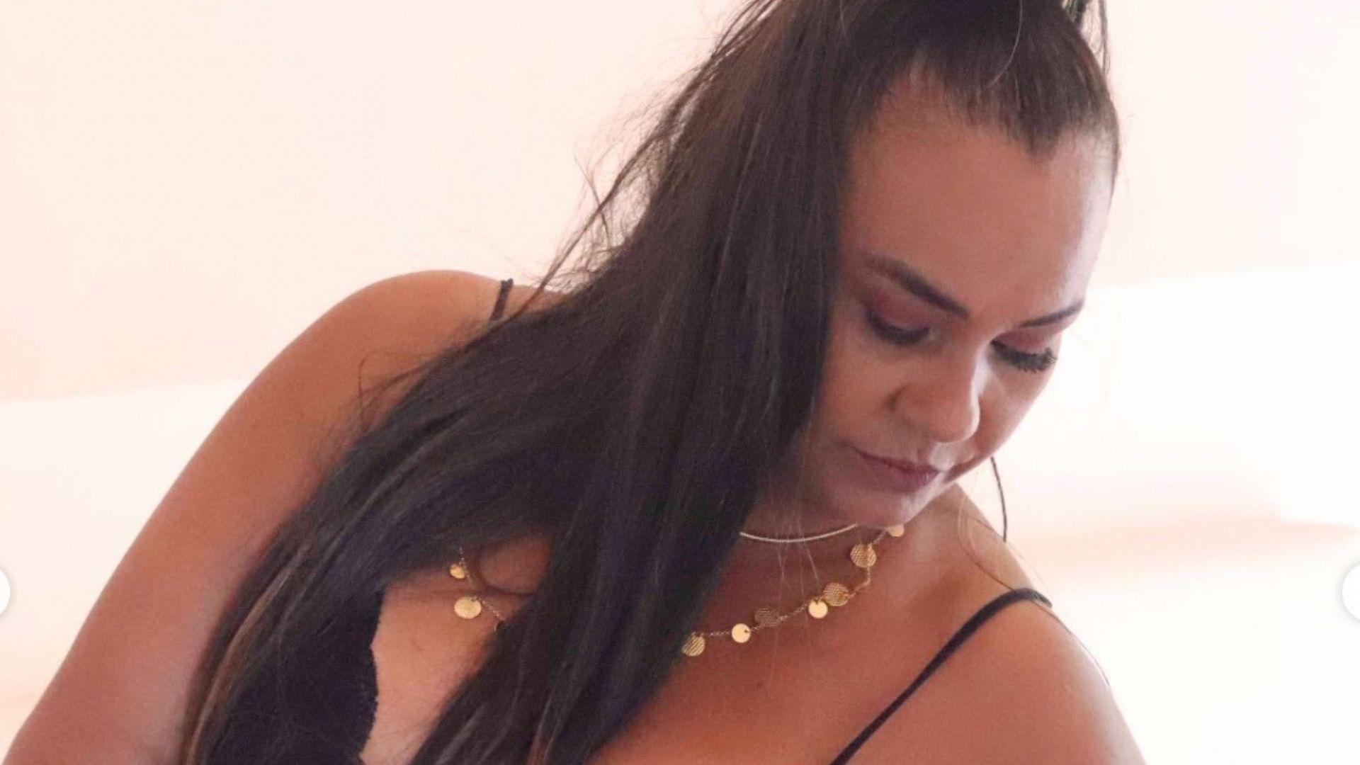 Solteira aos 64 anos, Solange Couto posa de lingerie na cama: “É para poucas”