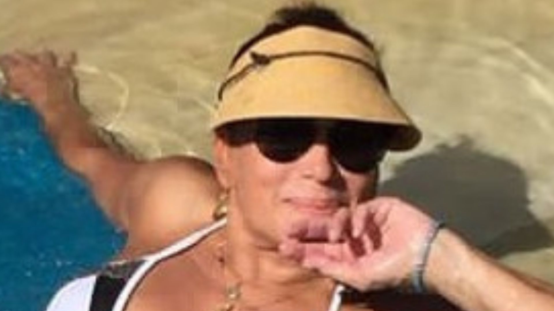 Aos 79 anos, Susana Vieira se refresca em piscina apenas de biquíni: “Perfeita”