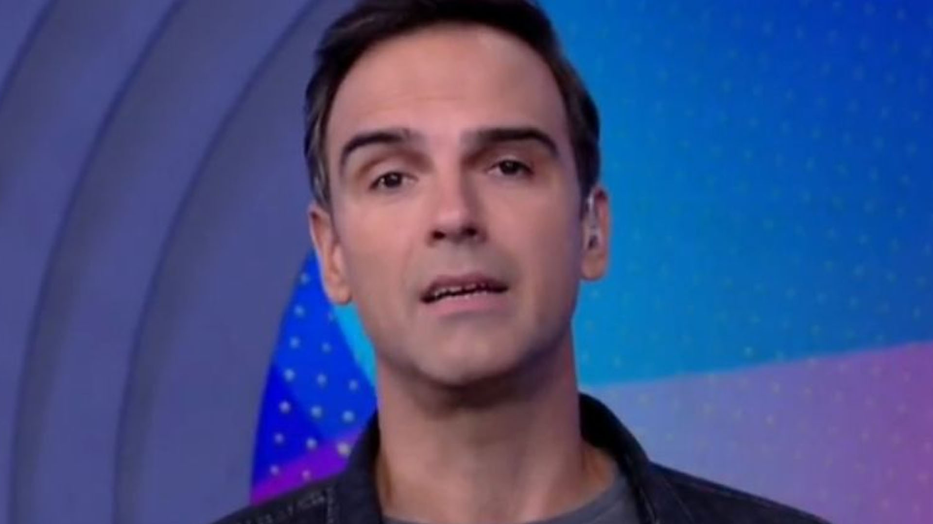 Tadeu Schmidt para em blitz da Lei Seca e tem atitude inesperada: “Não é fácil”