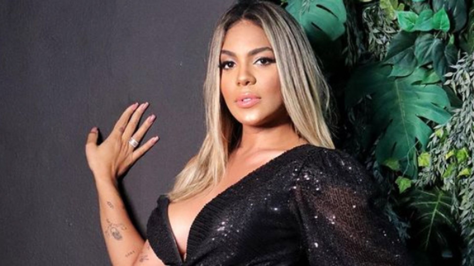 Grávida de Biel, Tays Reis posa com vestido sexy e exibe barrigão: “A mãe do ano”