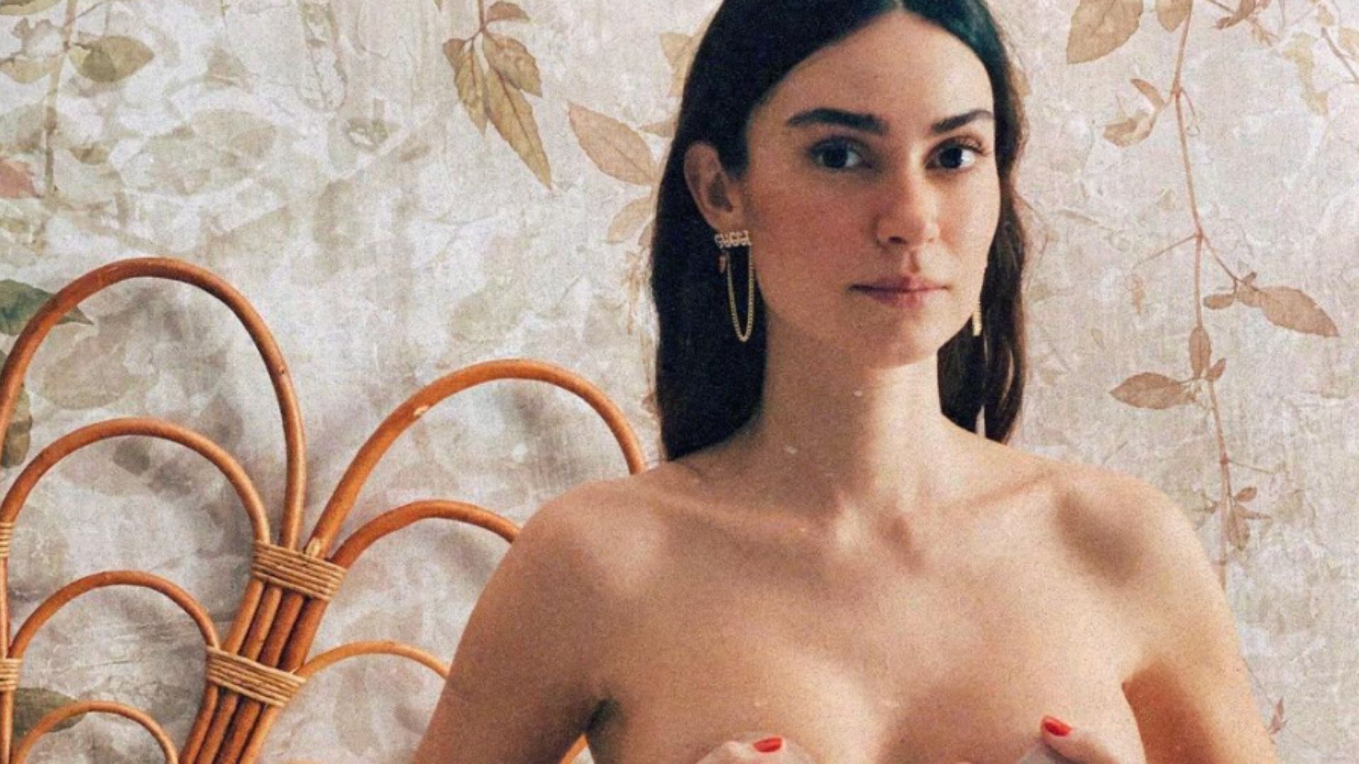 Thaila Ayala é clicada durante a ordenha e Isis Valverde reage: “Quando leite”