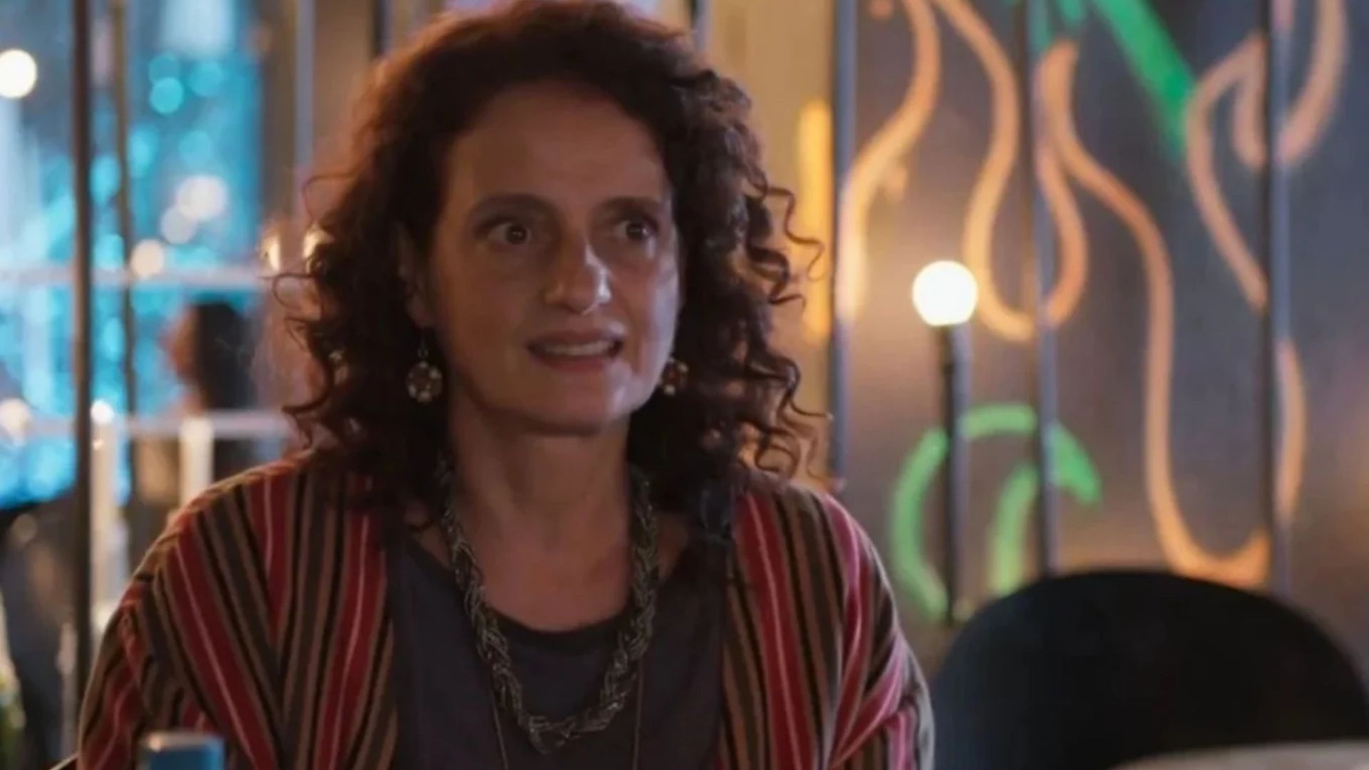Um Lugar ao Sol: Júlia cai na lábia de Breno e acaba perdendo emprego