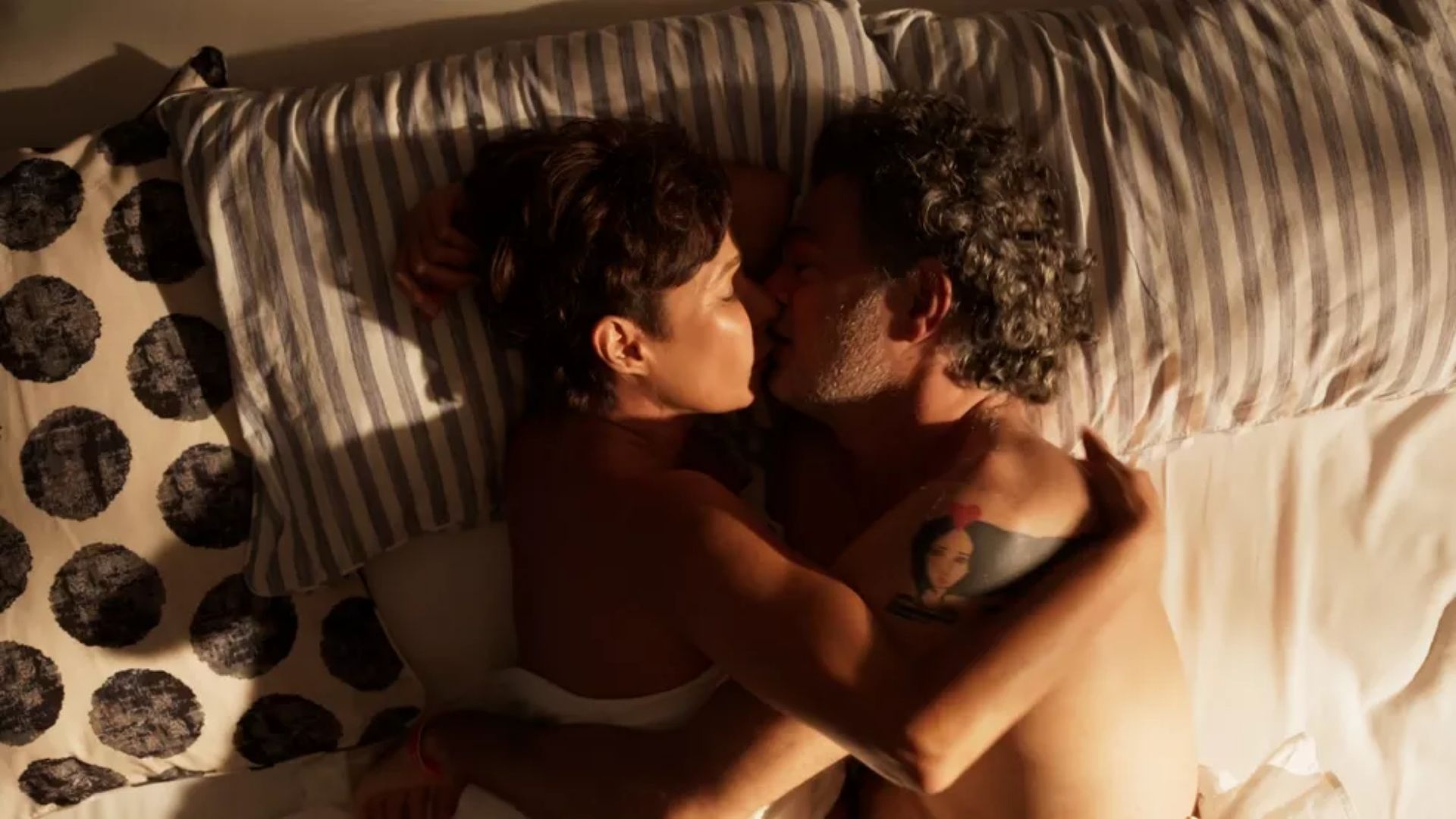 Final de Um Lugar ao Sol: Rebeca morde a língua e transa com Edgar